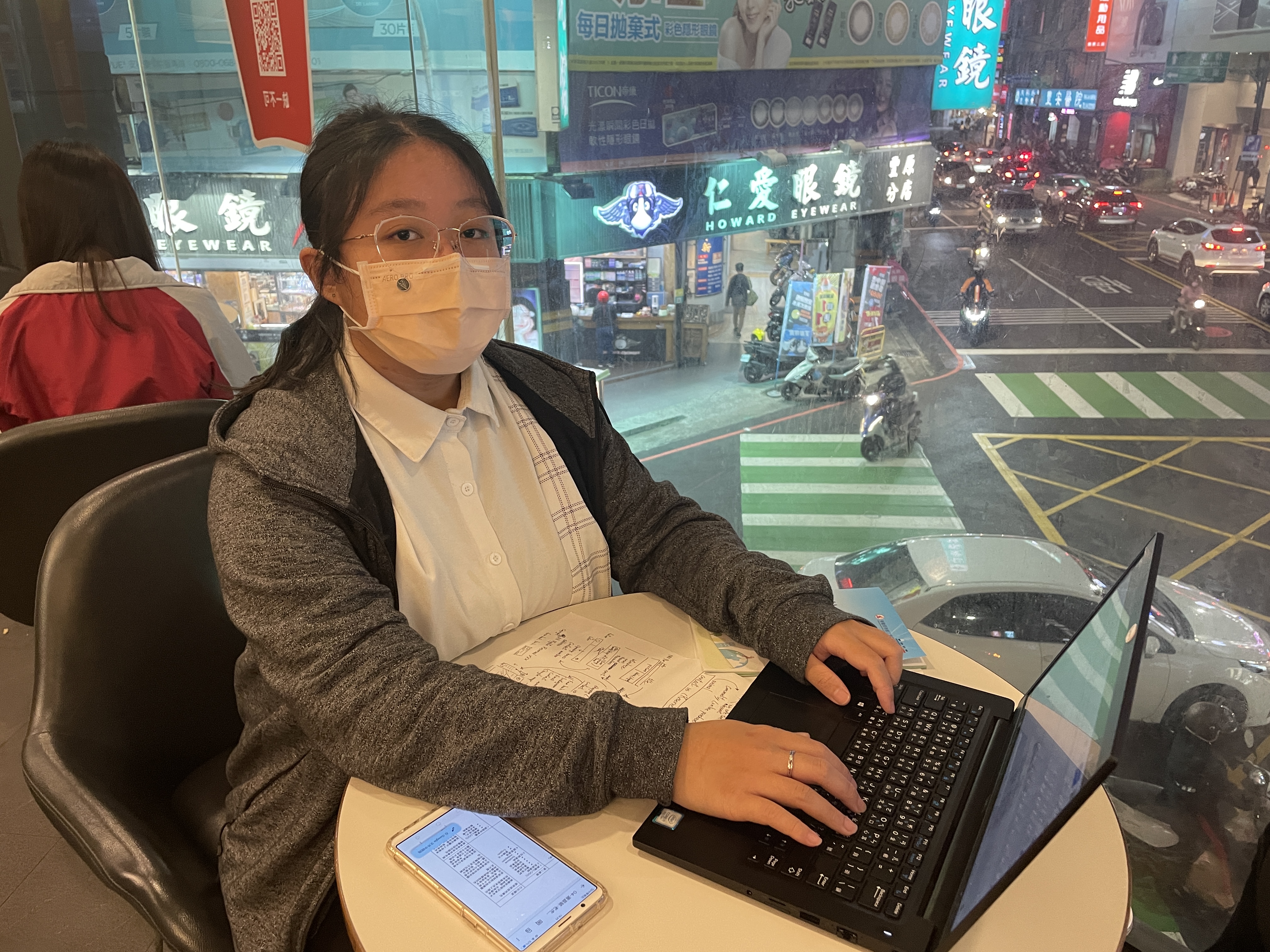 今年已21歲小毓在母病癒後未重返校園,她感謝蘋果基金會捐款人協力,讓全家重生,目前正在上前端工程師職訓課程。李佳玲攝 今年已21歲小毓在母病癒後未重返校園,她感謝蘋果基金會捐款人協力,讓全家重生,目前正在上前端工程師職訓課程。李佳玲攝