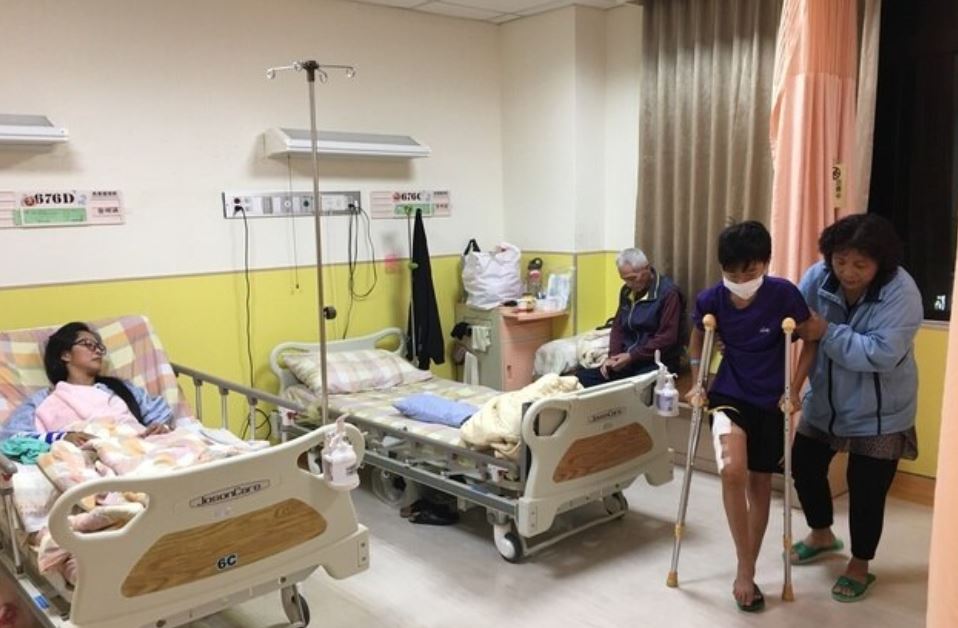 2019年底,阿宸(左,躺病床上者)與兒子(右2,撐拐杖者)探望罹癌住院繼父(右後)返家路途中發生車禍,後來3人皆住院由母親(右1)協力照顧。資料照(向高彬攝) 2019年底,阿宸(左,躺病床上者)與兒子(右2,撐拐杖者)探望罹癌住院繼父(右後)返家路途中發生車禍,後來3人皆住院由母親(右1)協力照顧。資料照(向高彬攝)