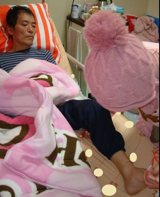5年前,陳充鑫父親(左)因中風癱瘓倒下,一旁為母親王琳。資料照(仲芝蓉攝) 5年前,陳充鑫父親(左)因中風癱瘓倒下,一旁為母親王琳。資料照(仲芝蓉攝)