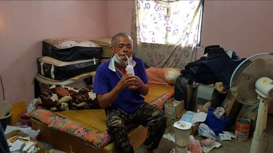 阿海口腔癌復發後,嘴巴張幅受限,只能用吸管進食流質營養品。韓旭爾攝 阿海口腔癌復發後,嘴巴張幅受限,只能用吸管進食流質營養品。韓旭爾攝