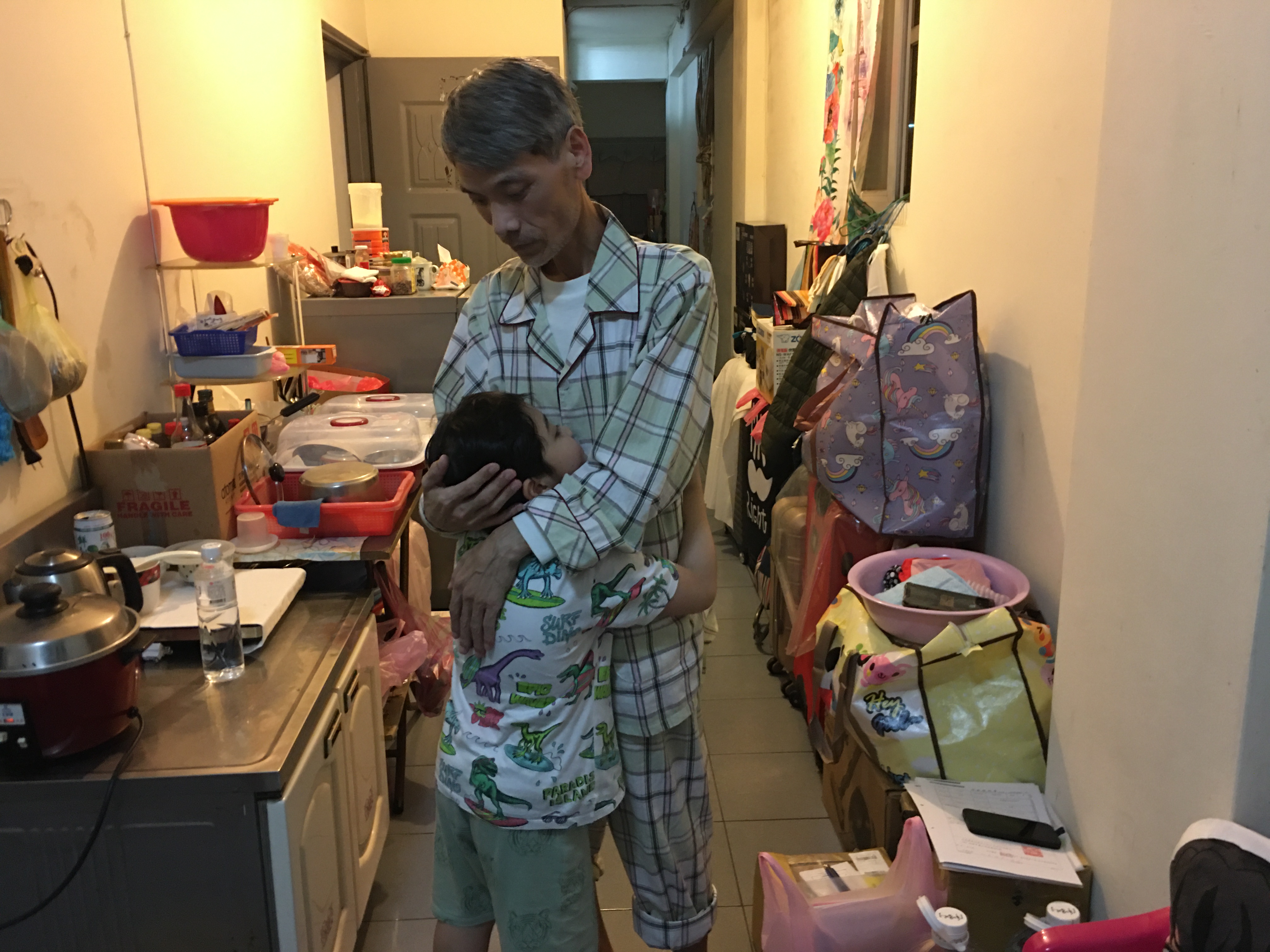 江民誌(右)說,心裡最牽掛年幼兒子。向高彬攝 江民誌(右)說,心裡最牽掛年幼兒子。向高彬攝