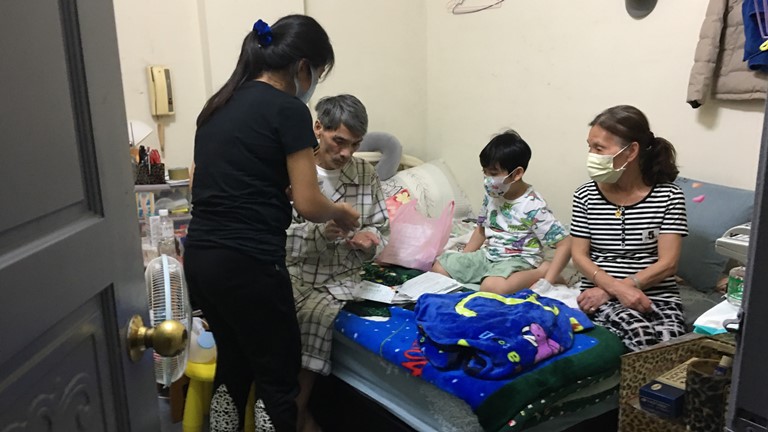 江民誌(左二)患大腸癌四期,與家人窩住2坪雅房。向高彬攝 江民誌(左二)患大腸癌四期,與家人窩住2坪雅房。向高彬攝