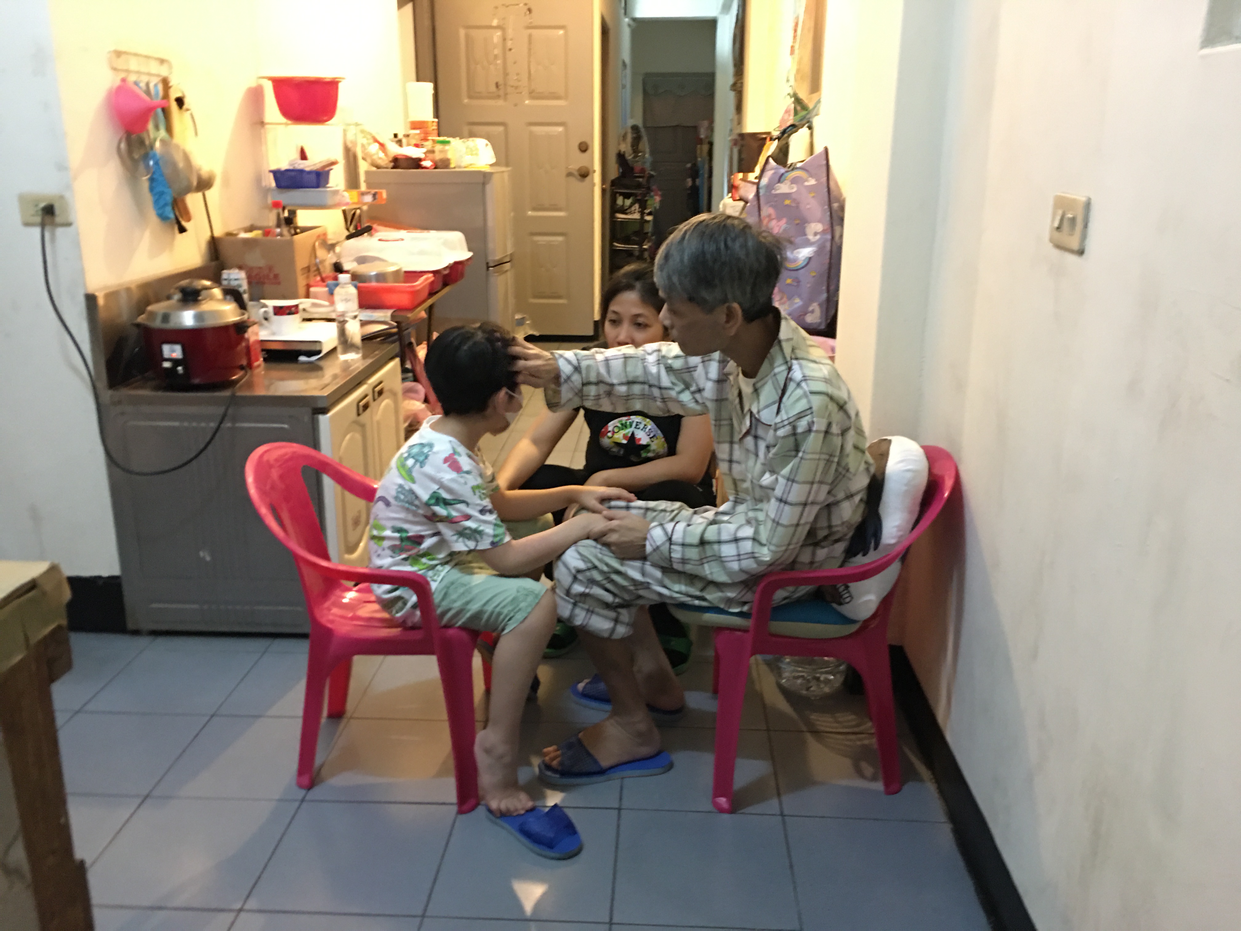 江民誌(右)盼為妻兒堅強抗癌,人生有機會重來。向高彬攝 江民誌(右)盼為妻兒堅強抗癌,人生有機會重來。向高彬攝