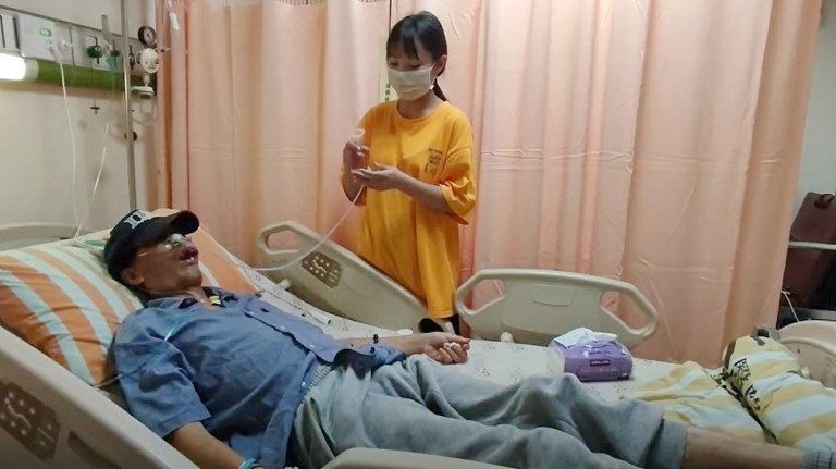 小婷(右)休學在醫院顧肺腺癌父,「爸只有我這個女兒。」向高彬攝 小婷(右)休學在醫院顧肺腺癌父,「爸只有我這個女兒。」向高彬攝