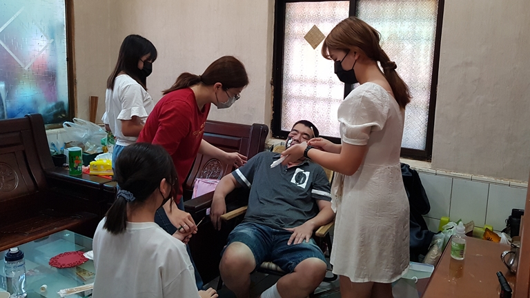 阿希(左2)和3個女兒齊心照顧罹患口腔癌的先生阿翔(右2)傷口換藥。韓旭爾攝 阿希(左2)和3個女兒齊心照顧罹患口腔癌的先生阿翔(右2)傷口換藥。韓旭爾攝