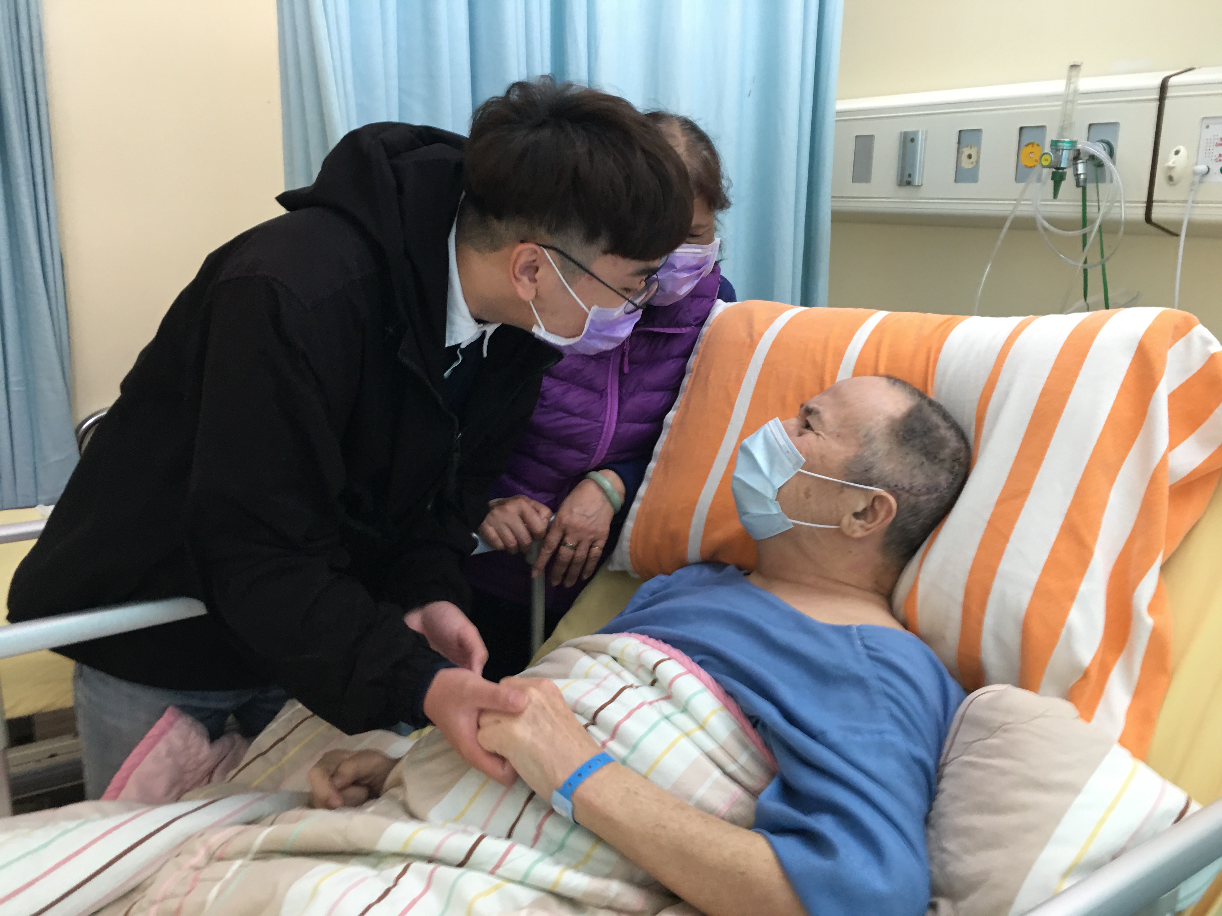 讀大二子小洋(左)鼓勵父親阿順努力復健,可以早日返家。向高彬攝 讀大二子小洋(左)鼓勵父親阿順努力復健,可以早日返家。向高彬攝