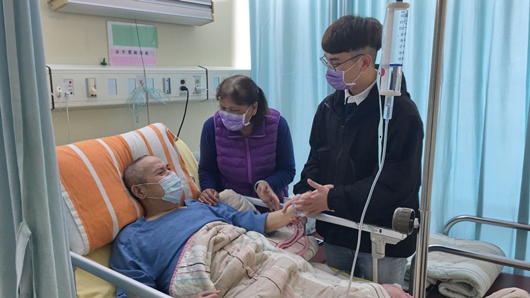 許凱莎(中)與就讀大二的獨子小洋探視先生阿順,先生表情欣喜。向高彬攝 許凱莎(中)與就讀大二的獨子小洋探視先生阿順,先生表情欣喜。向高彬攝