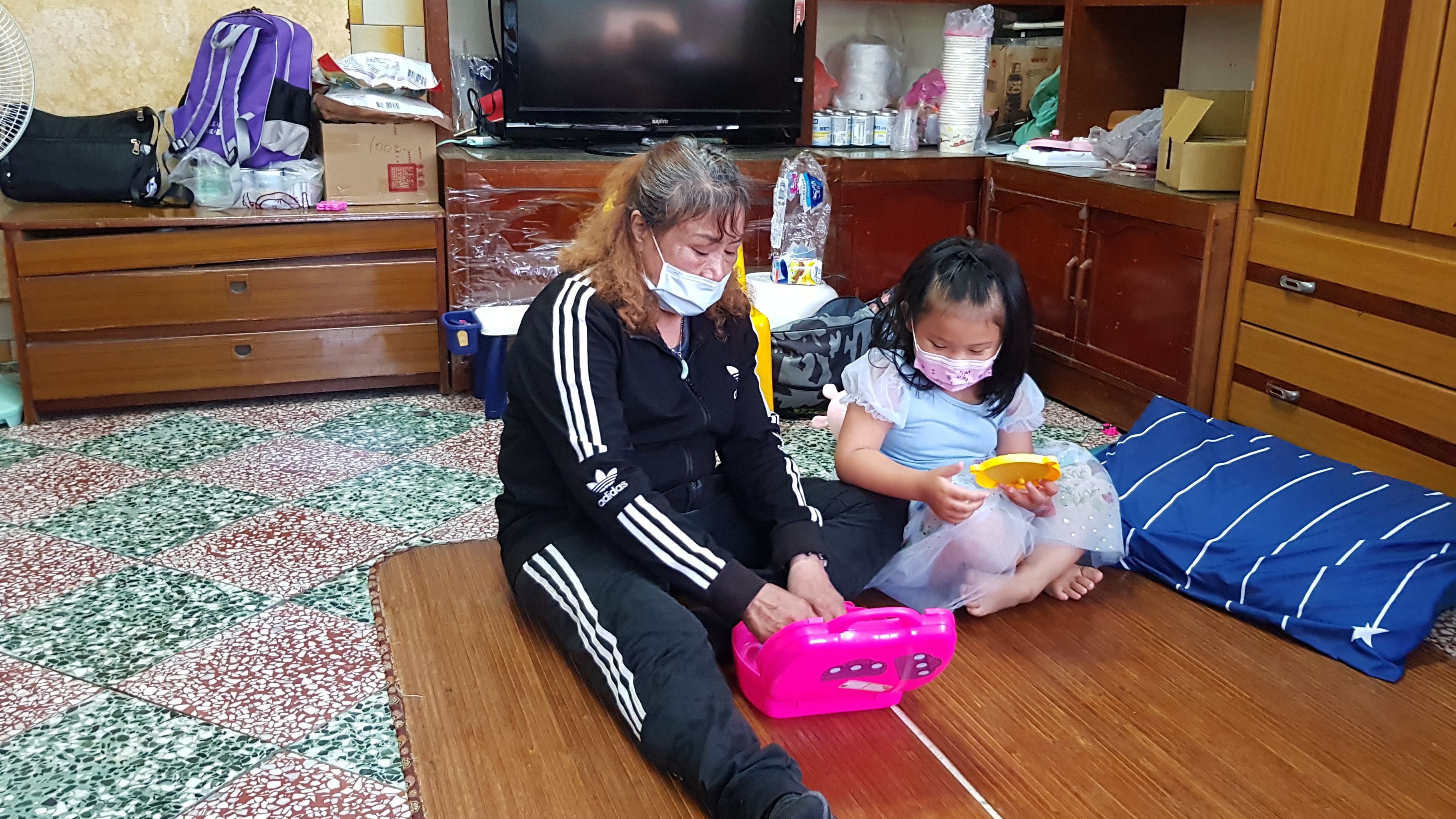 阿玲婆婆阿鳳婆(左)在家幫忙幫孫女。韓旭爾攝 阿玲婆婆阿鳳婆(左)在家幫忙幫孫女。韓旭爾攝