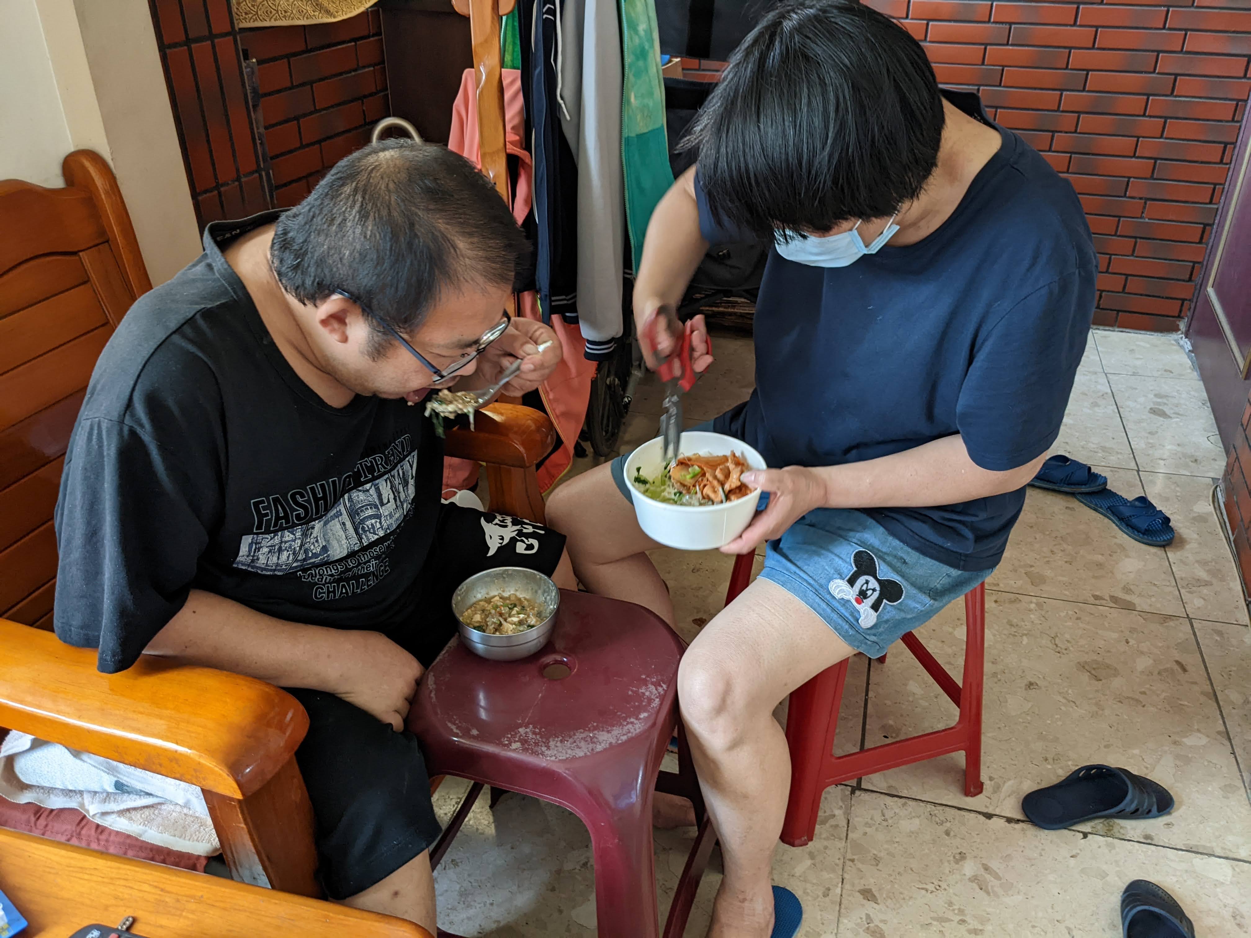 楊東財(左)因中風僅能吃軟爛食物,鄭淑眞(右)協力剪碎食物。張智凱攝 楊東財(左)因中風僅能吃軟爛食物,鄭淑眞(右)協力剪碎食物。張智凱攝