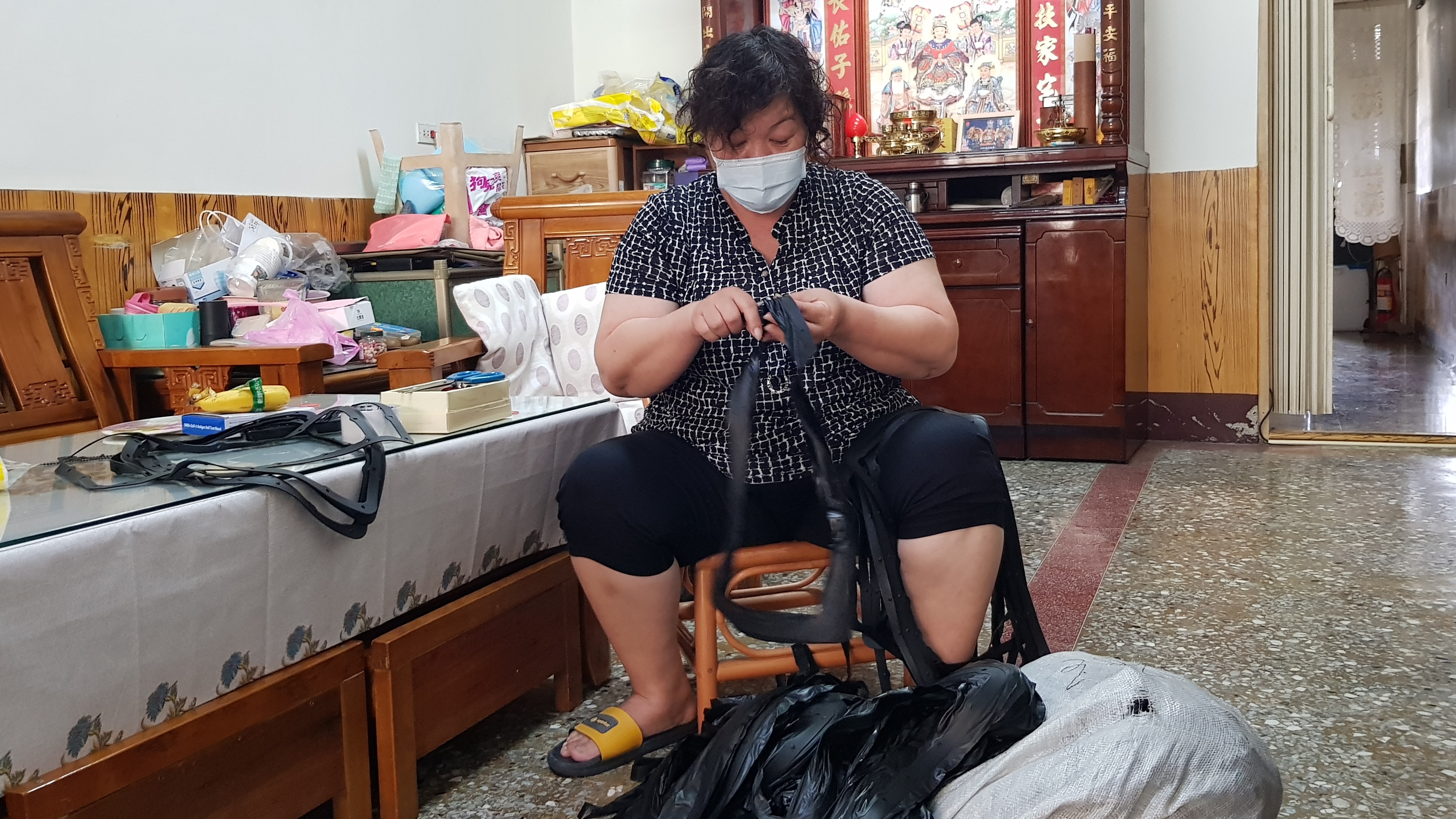 阿珍利用空檔時間做家庭代工,「總比半毛錢都沒有好」。韓旭爾攝 阿珍利用空檔時間做家庭代工,「總比半毛錢都沒有好」。韓旭爾攝