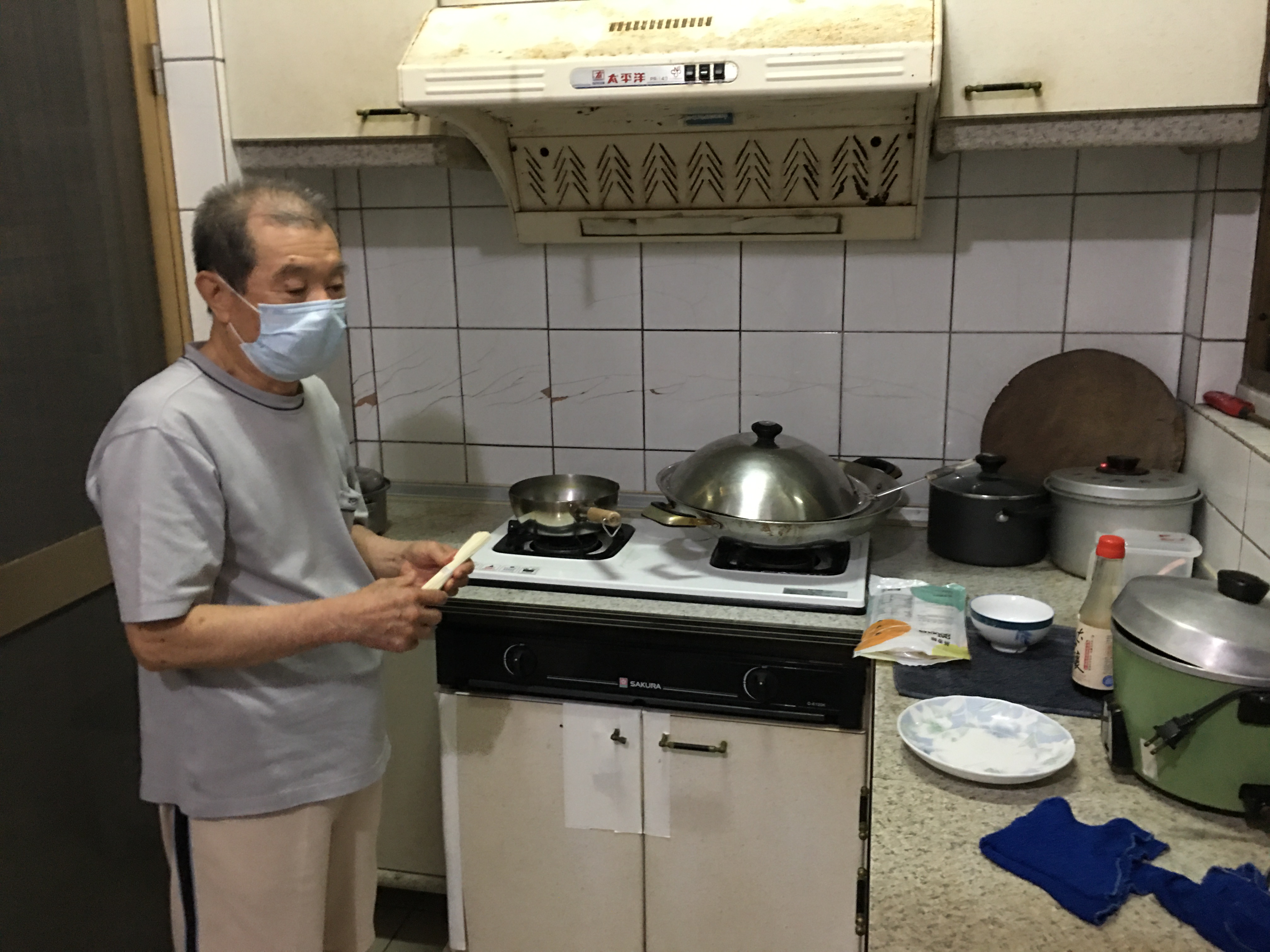 阿郎伯說,與么子靠吃麵線、泡麵節省過活。向高彬攝 阿郎伯說,與么子靠吃麵線、泡麵節省過活。向高彬攝