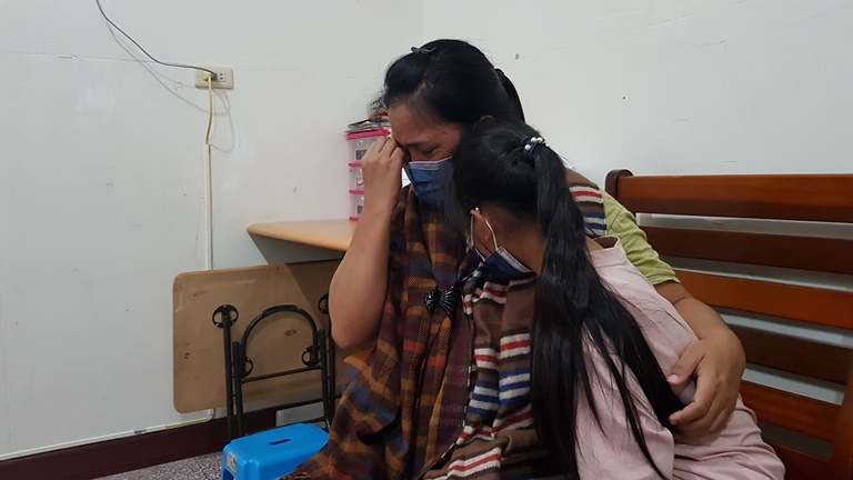 阿香(左)想到3子女年幼,她卻罹患乳癌,不禁抱著女兒小芮流涙。韓旭爾攝 阿香(左)想到3子女年幼,她卻罹患乳癌,不禁抱著女兒小芮流涙。韓旭爾攝