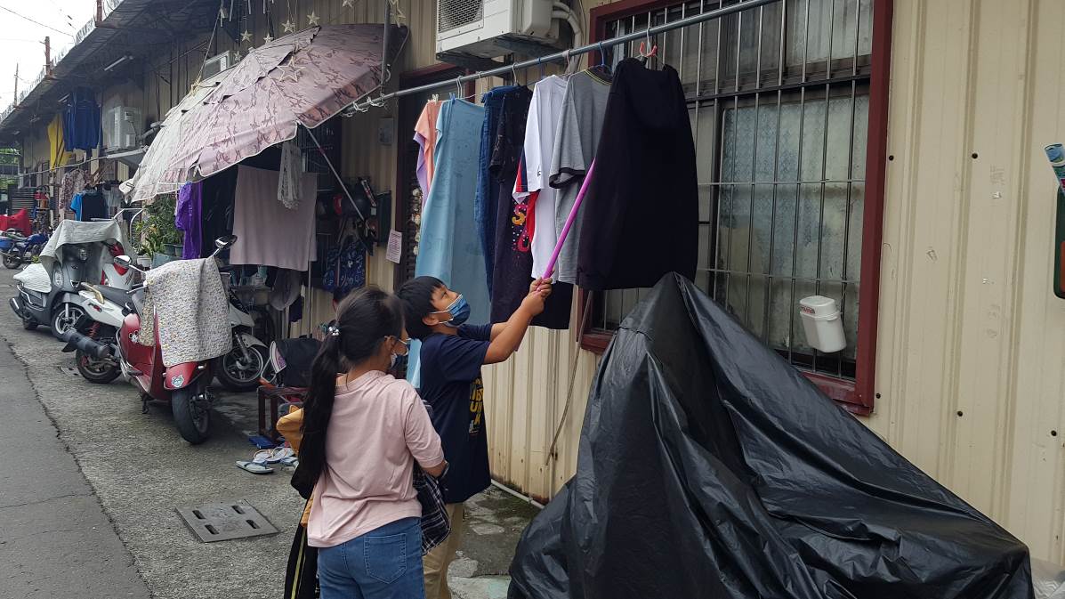 阿香讀小五的女兒小芮(前)和讀小三的兒子小勒做家事。韓旭爾攝 阿香讀小五的女兒小芮(前)和讀小三的兒子小勒做家事。韓旭爾攝