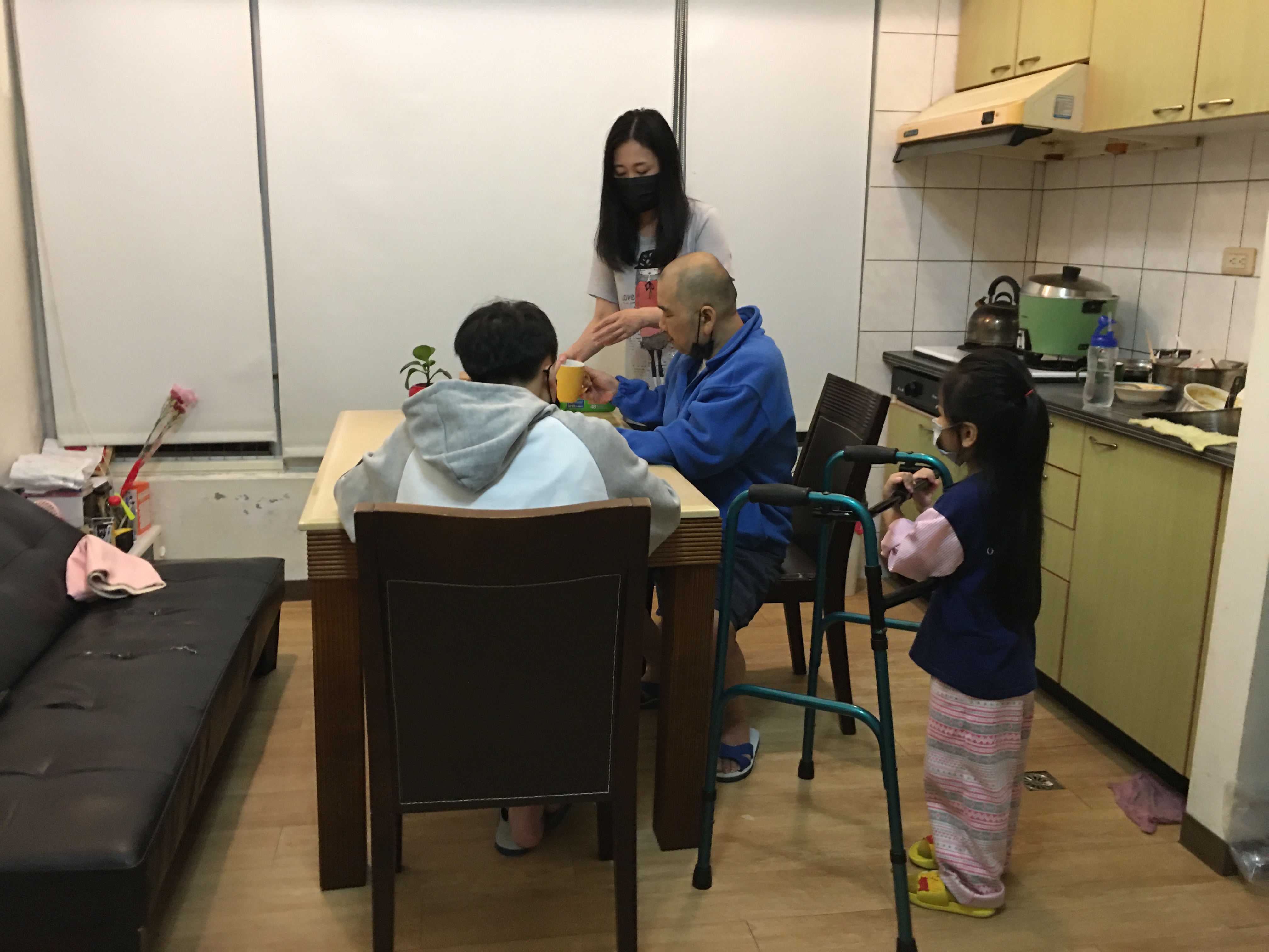 郭丹丹(左二)照顧家中癌病夫及兩兒女。向高彬攝 郭丹丹(左二)照顧家中癌病夫及兩兒女。向高彬攝