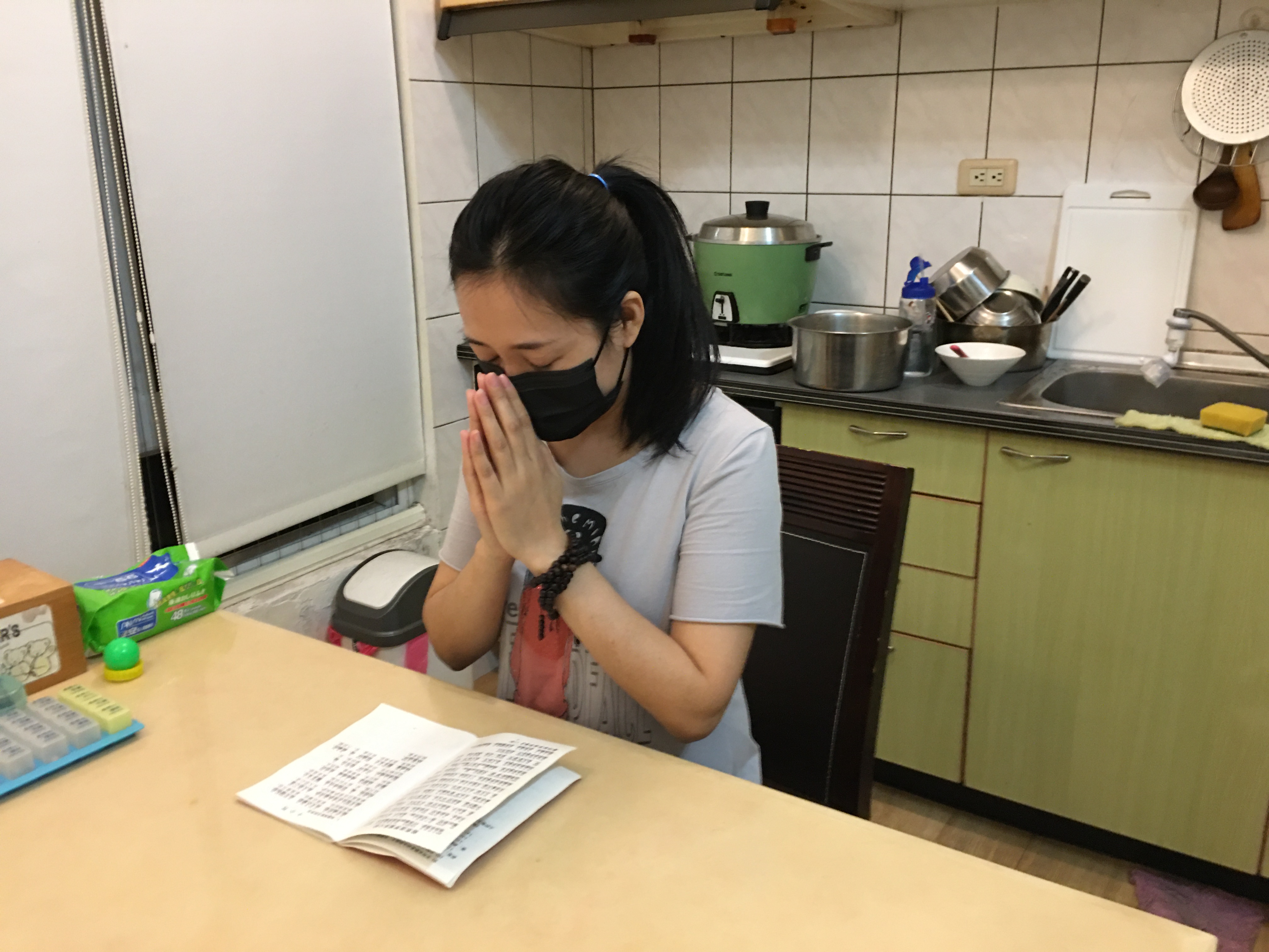 郭丹丹在家每日勤唸誦佛經為夫祈福。向高彬攝 郭丹丹在家每日勤唸誦佛經為夫祈福。向高彬攝