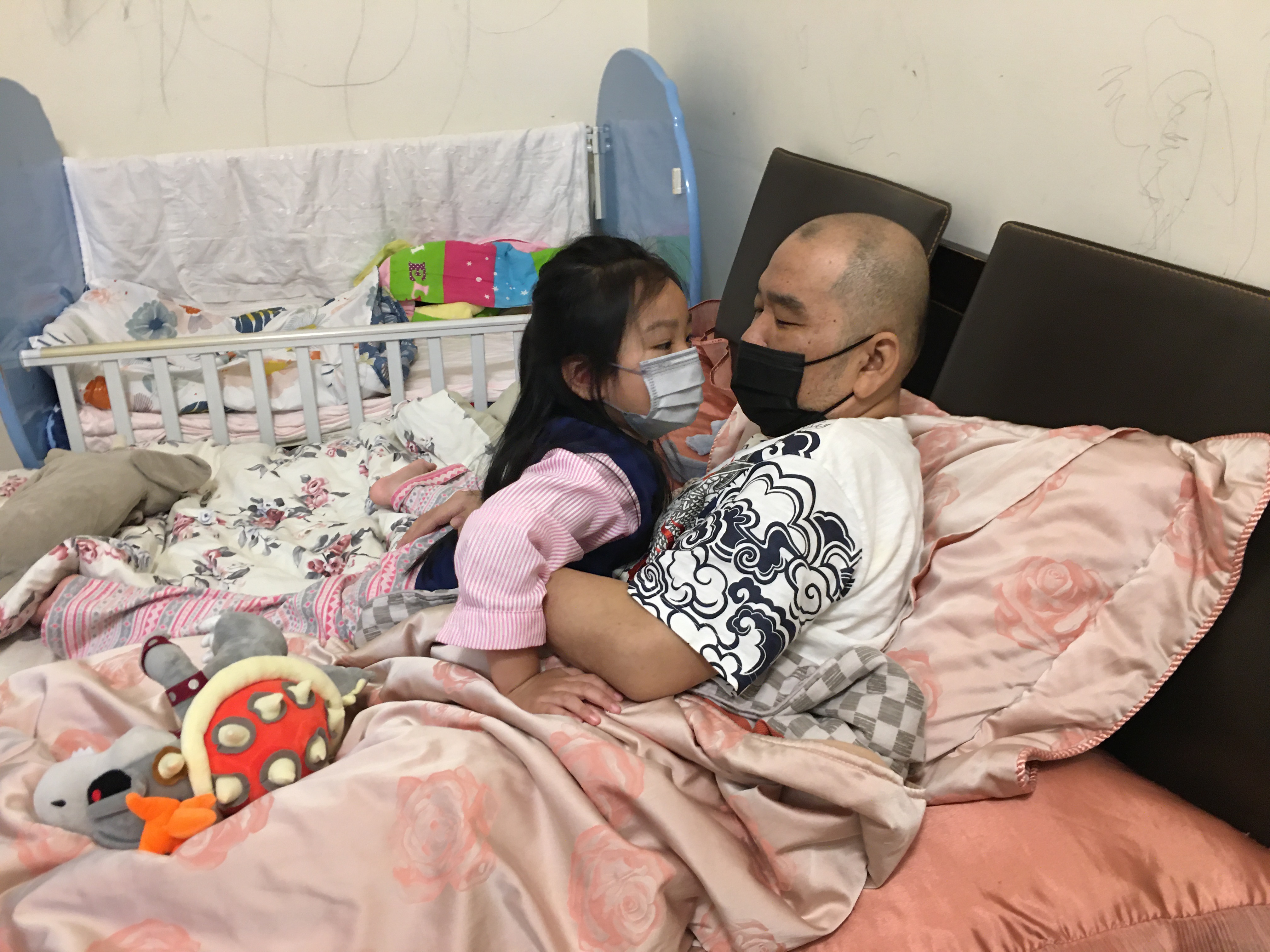 4歲的小辰(左)希望罹癌的爸爸蔡孟岳快點病好。向高彬攝 4歲的小辰(左)希望罹癌的爸爸蔡孟岳快點病好。向高彬攝