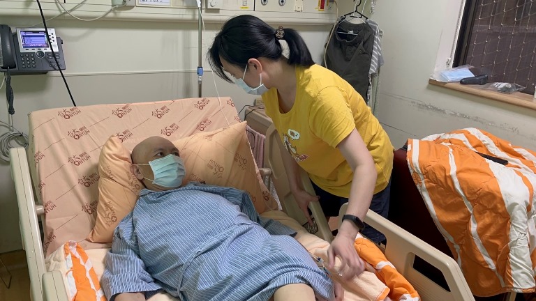 張宜湞(右)照顧腦損傷病夫,盼他快甦醒康復。(圖:張宜湞提供) 張宜湞(右)照顧腦損傷病夫,盼他快甦醒康復。(圖:張宜湞提供)