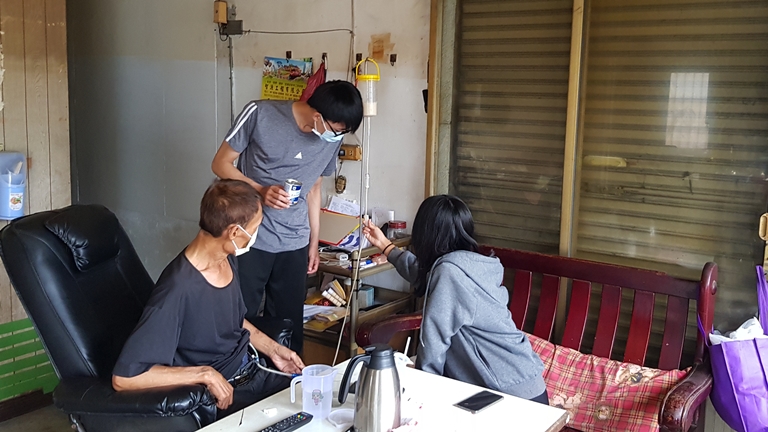 單親爸阿財(左)罹患3期食道癌,就讀高中的小佑(中)與國中的小婷幫忙管灌營養品。韓旭爾攝 單親爸阿財(左)罹患3期食道癌,就讀高中的小佑(中)與國中的小婷幫忙管灌營養品。韓旭爾攝
