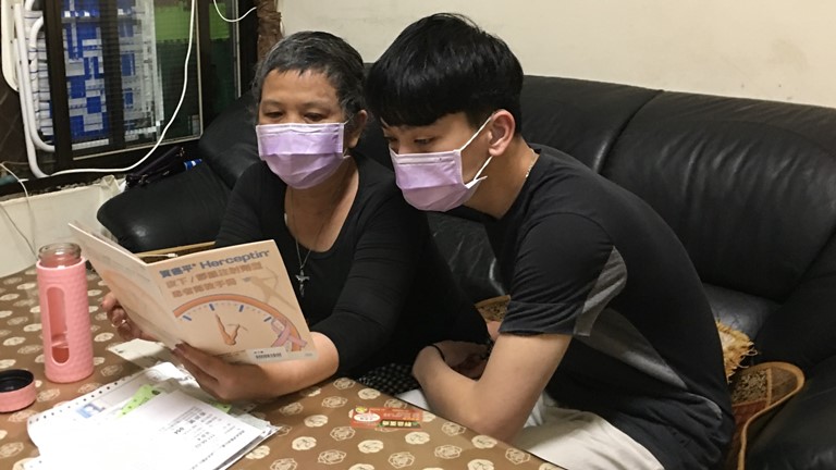 阿蓮(左)拼抗癌,要為兒子小軒努力活下去。向高彬攝 阿蓮(左)拼抗癌,要為兒子小軒努力活下去。向高彬攝