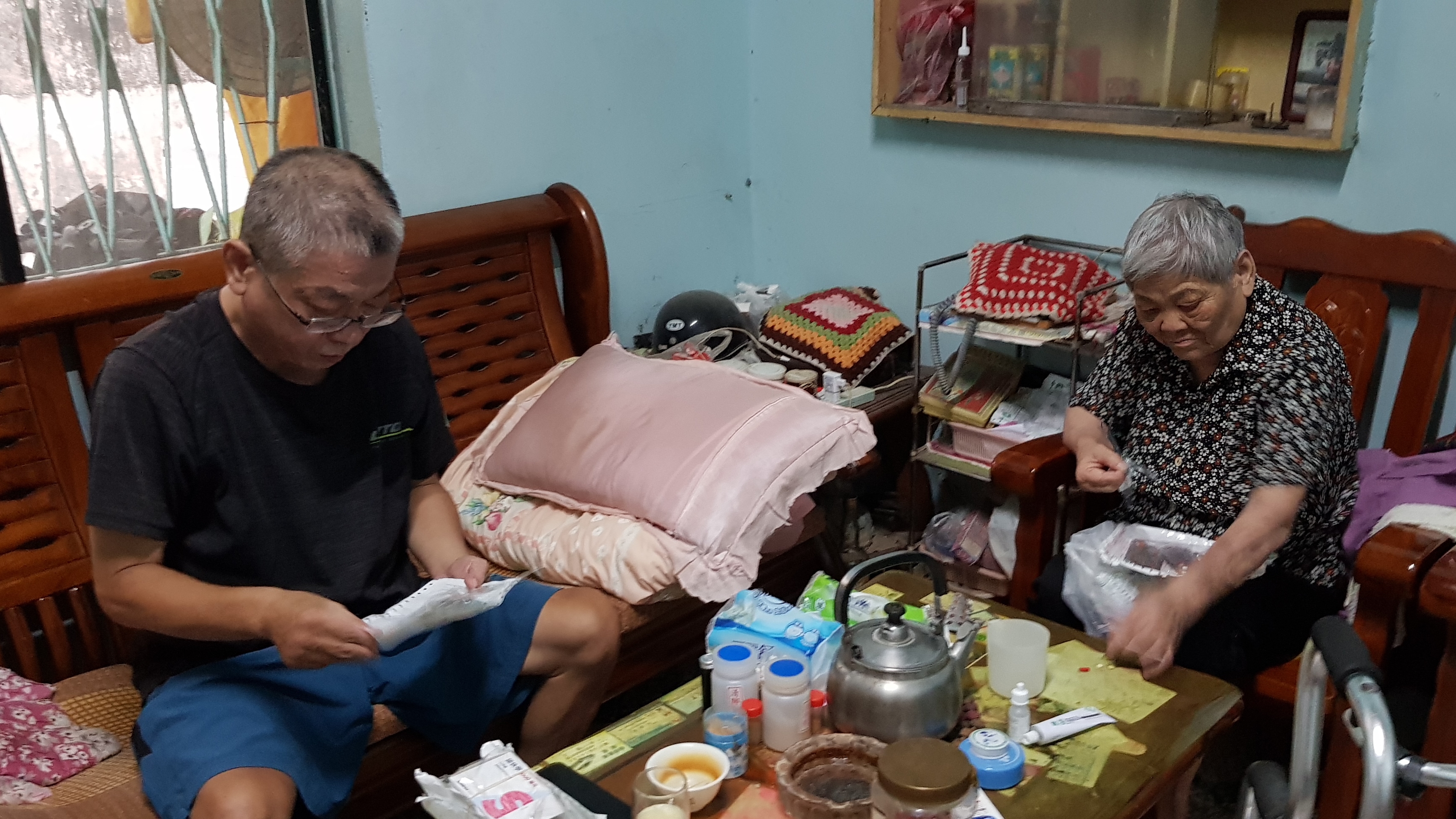 阿宗(左)和媽媽春妹婆都罹病,兩人皆需長期服藥。韓旭爾攝 阿宗(左)和媽媽春妹婆都罹病,兩人皆需長期服藥。韓旭爾攝
