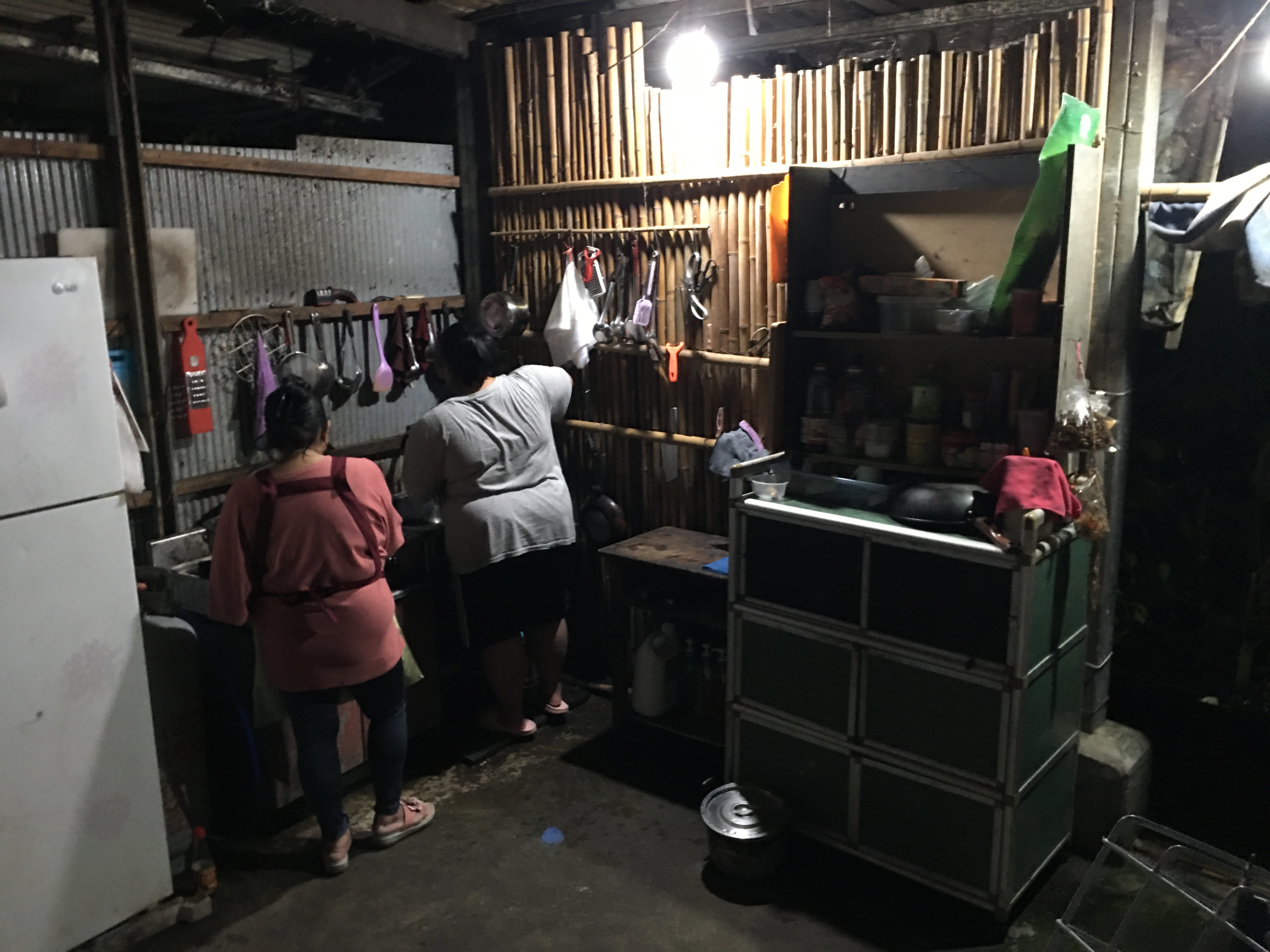 讀高二的女兒小欣(右)助家務,左為阿美。向高彬攝 讀高二的女兒小欣(右)助家務,左為阿美。向高彬攝