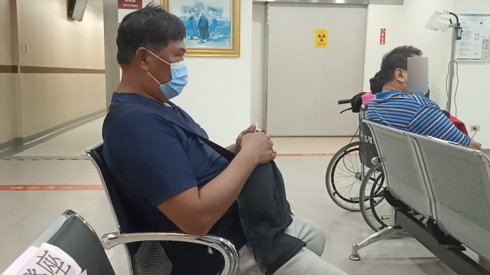 謝明光在醫院等待放療。(圖:謝明光提供) 謝明光在醫院等待放療。(圖:謝明光提供)