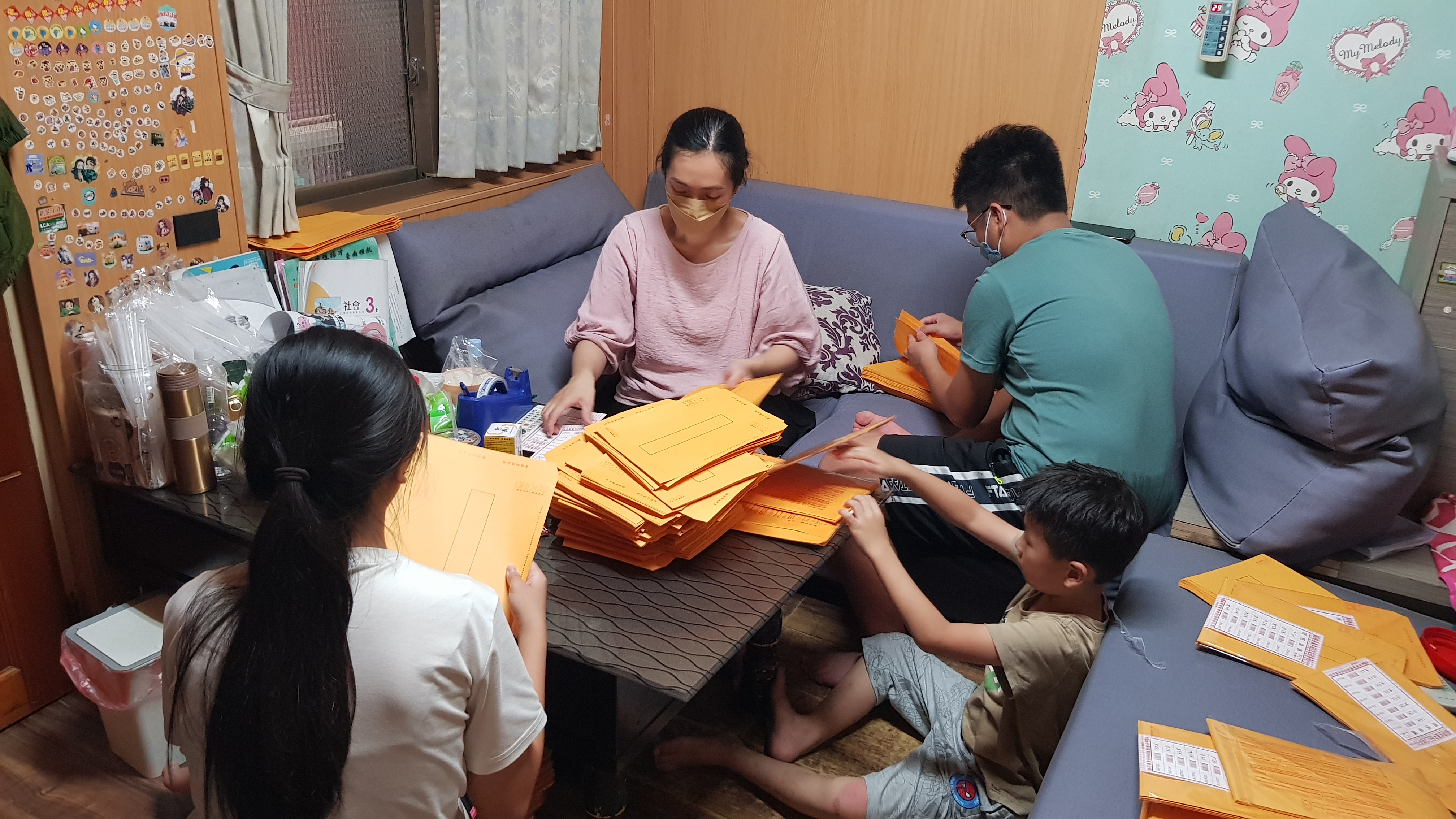 阿妍(後左)和3個孩子做家庭手工。韓旭爾攝 阿妍(後左)和3個孩子做家庭手工。韓旭爾攝