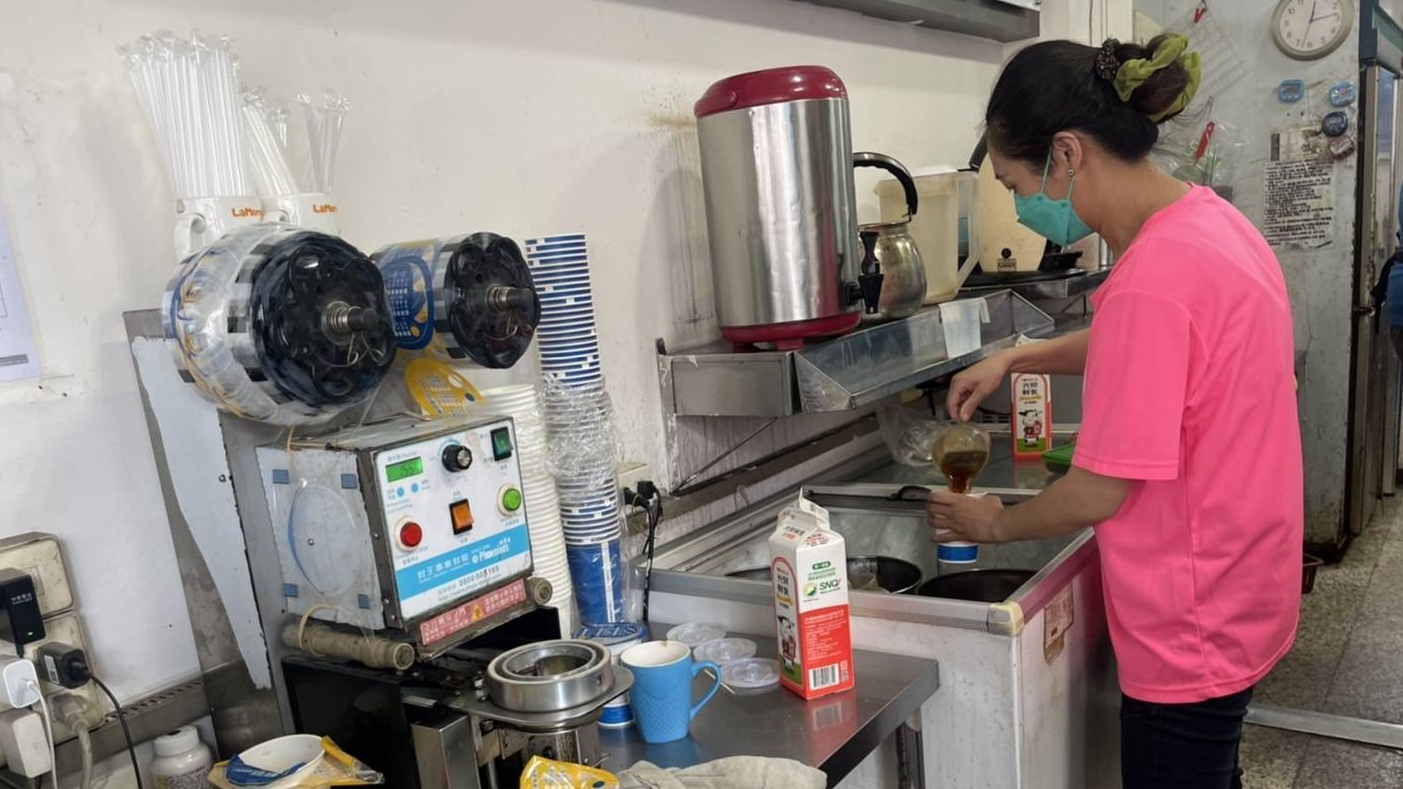 阿妍做3份工養家,她假日早上到早餐店做時薪工。(阿妍提供) 阿妍做3份工養家,她假日早上到早餐店做時薪工。(阿妍提供)
