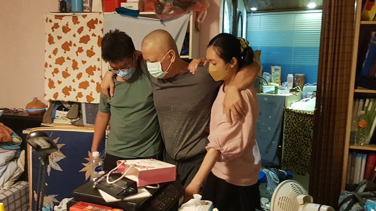 阿同(中)癱瘓又罹肺癌,起居需人照料,太太阿妍(右)和長子小泳攙扶他如廁。韓旭爾攝 阿同(中)癱瘓又罹肺癌,起居需人照料,太太阿妍(右)和長子小泳攙扶他如廁。韓旭爾攝