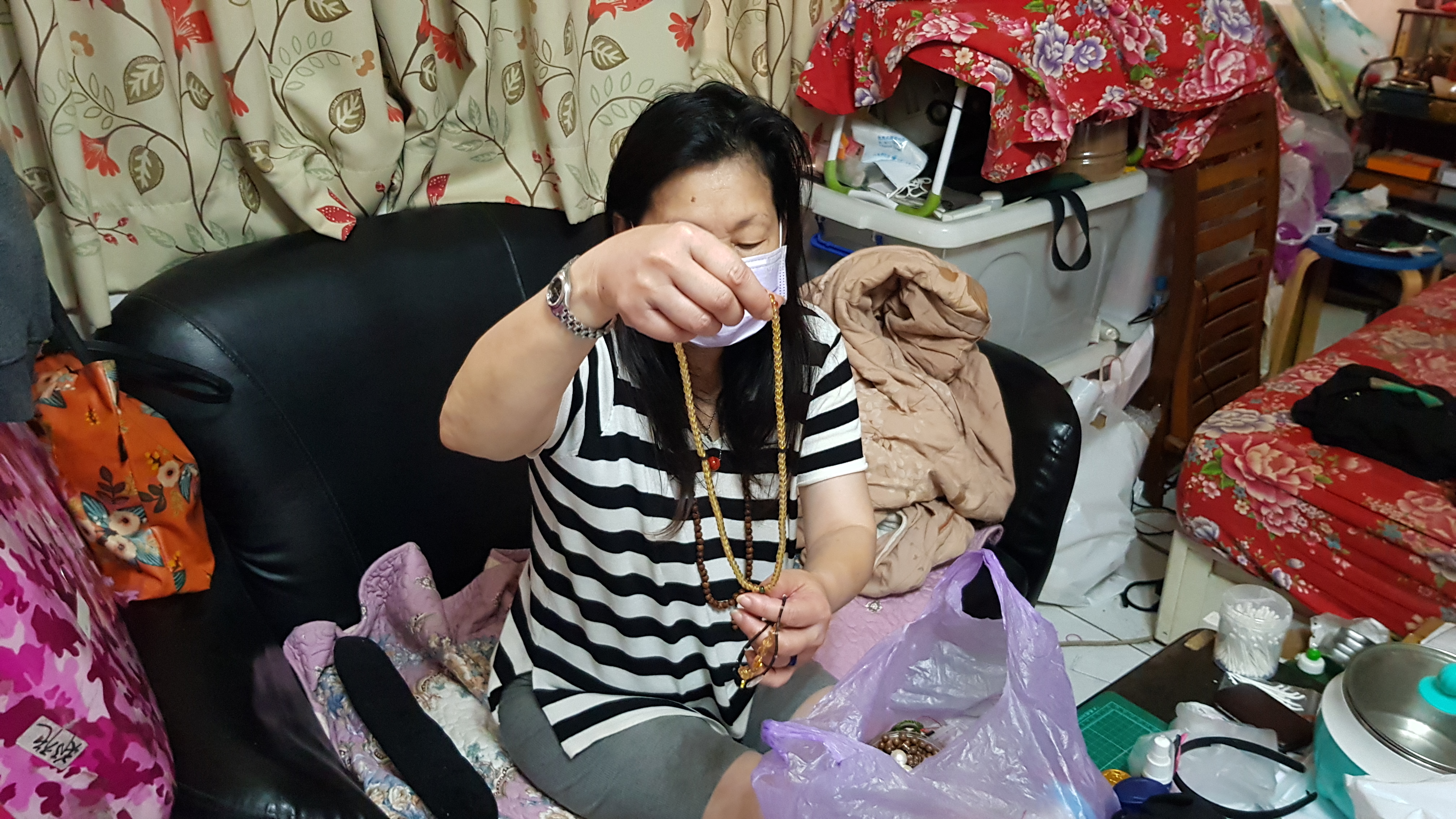 阿蓁長年做手工飾品擺攤販賣謀生,現因身體不適及疫情暫停生意。韓旭爾攝 阿蓁長年做手工飾品擺攤販賣謀生,現因身體不適及疫情暫停生意。韓旭爾攝