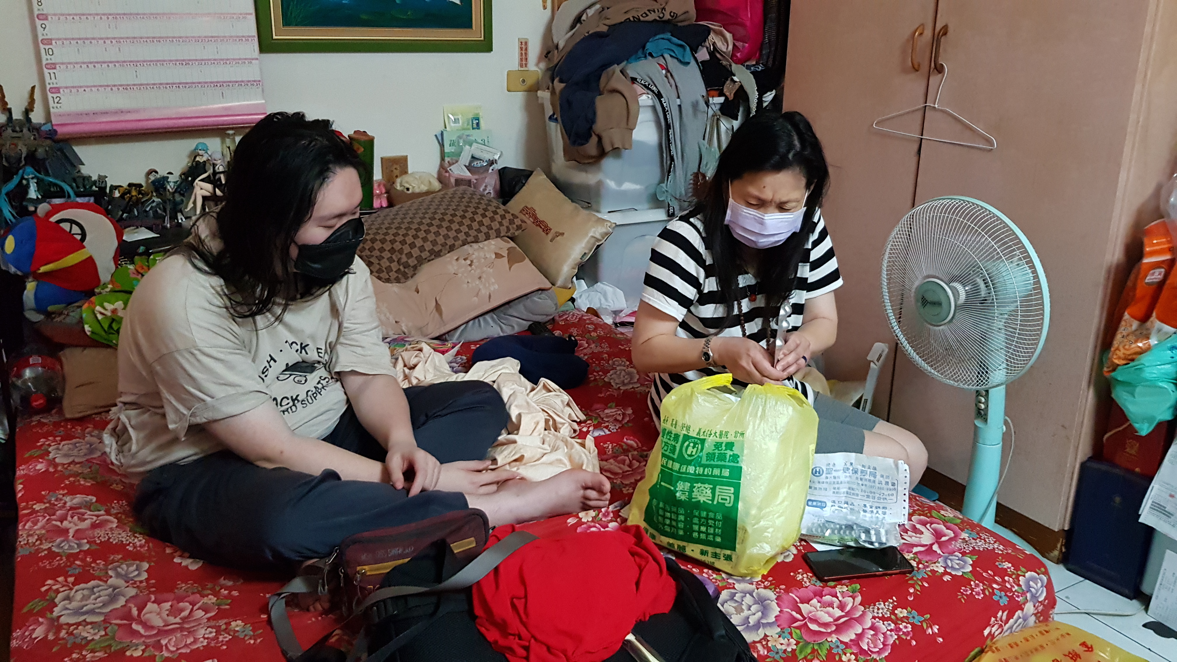 阿蓁(右)因脊椎疾病及憂鬱症需服藥控制病況,而自閉兒小鴻也因焦慮需服用身心科藥物。韓旭爾攝 阿蓁(右)因脊椎疾病及憂鬱症需服藥控制病況,而自閉兒小鴻也因焦慮需服用身心科藥物。韓旭爾攝