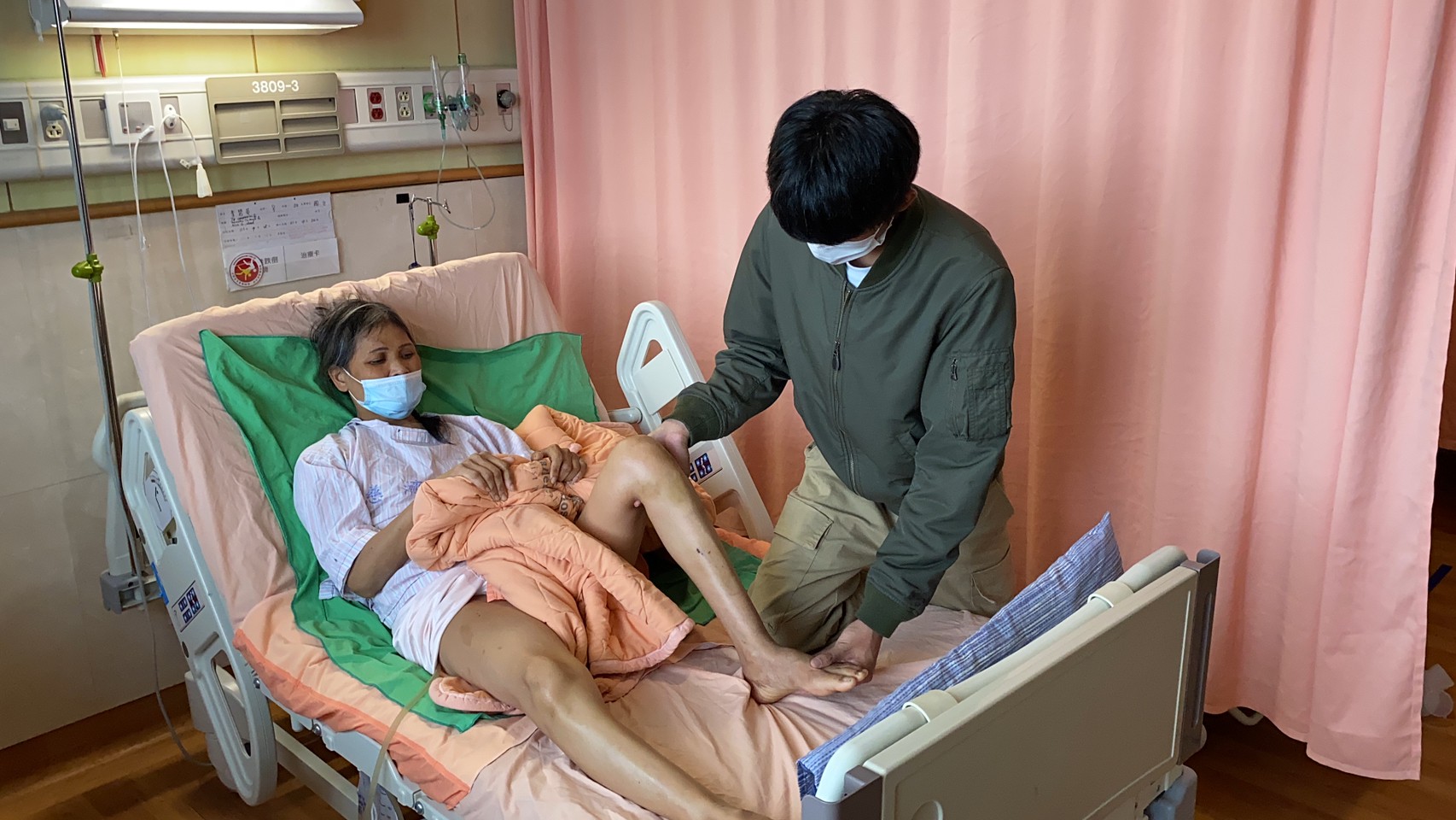 大兒子小霖(右)幫脊損的李碧瑛做復健。(圖:小霖提供) 大兒子小霖(右)幫脊損的李碧瑛做復健。(圖:小霖提供)
