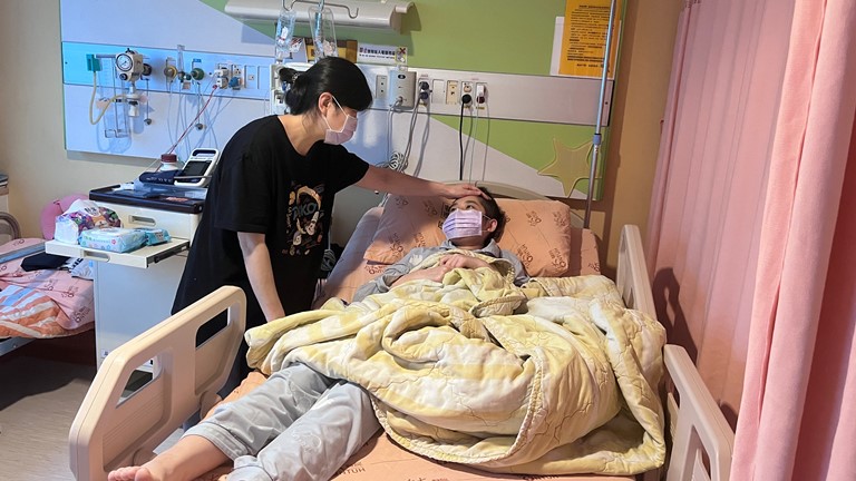 讀高一的小如血癌(右)復發,母余桂英在醫院陪顧。(圖:家屬提供) 讀高一的小如血癌(右)復發,母余桂英在醫院陪顧。(圖:家屬提供)