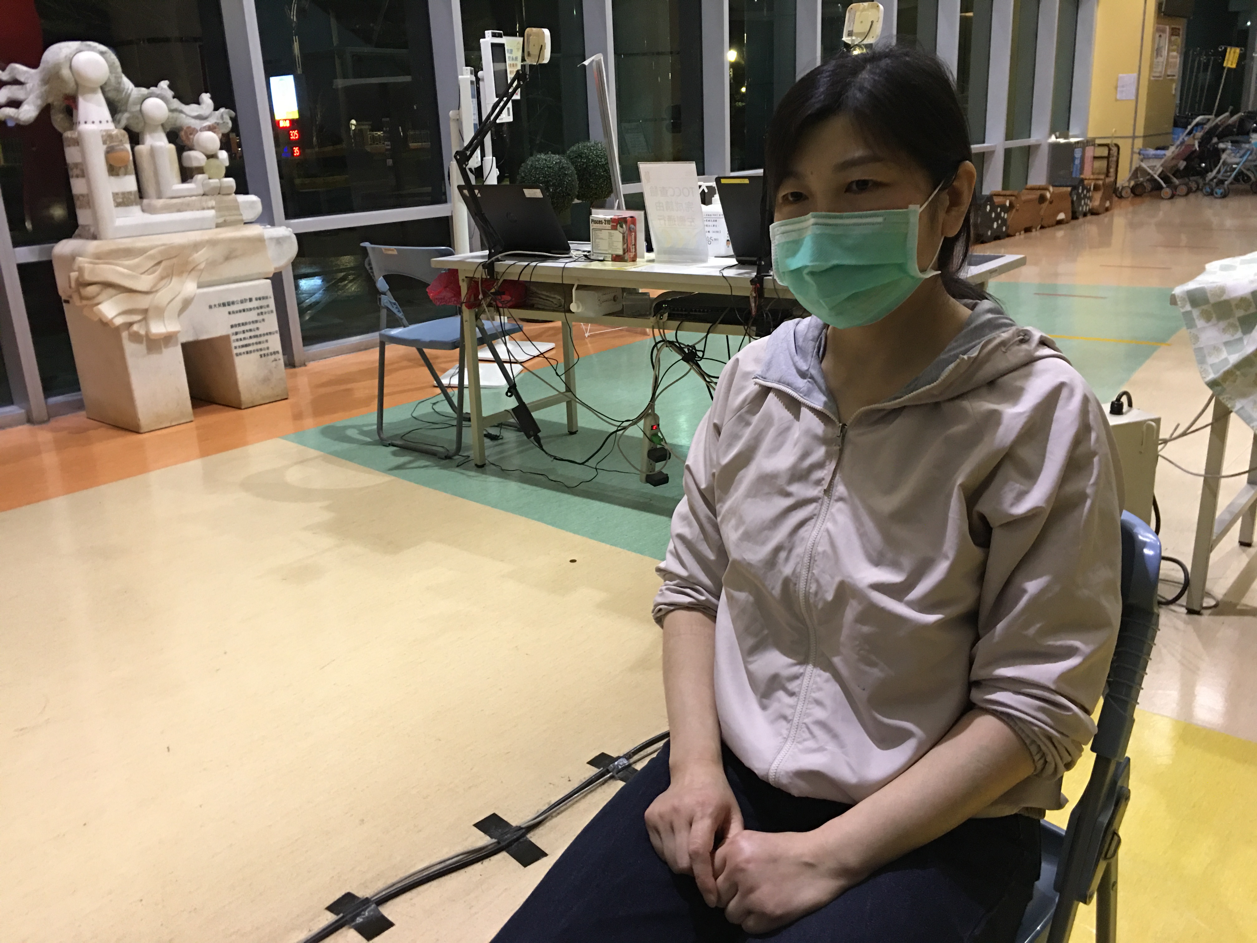 余桂英擔心女兒小如病況。向高彬攝 余桂英擔心女兒小如病況。向高彬攝