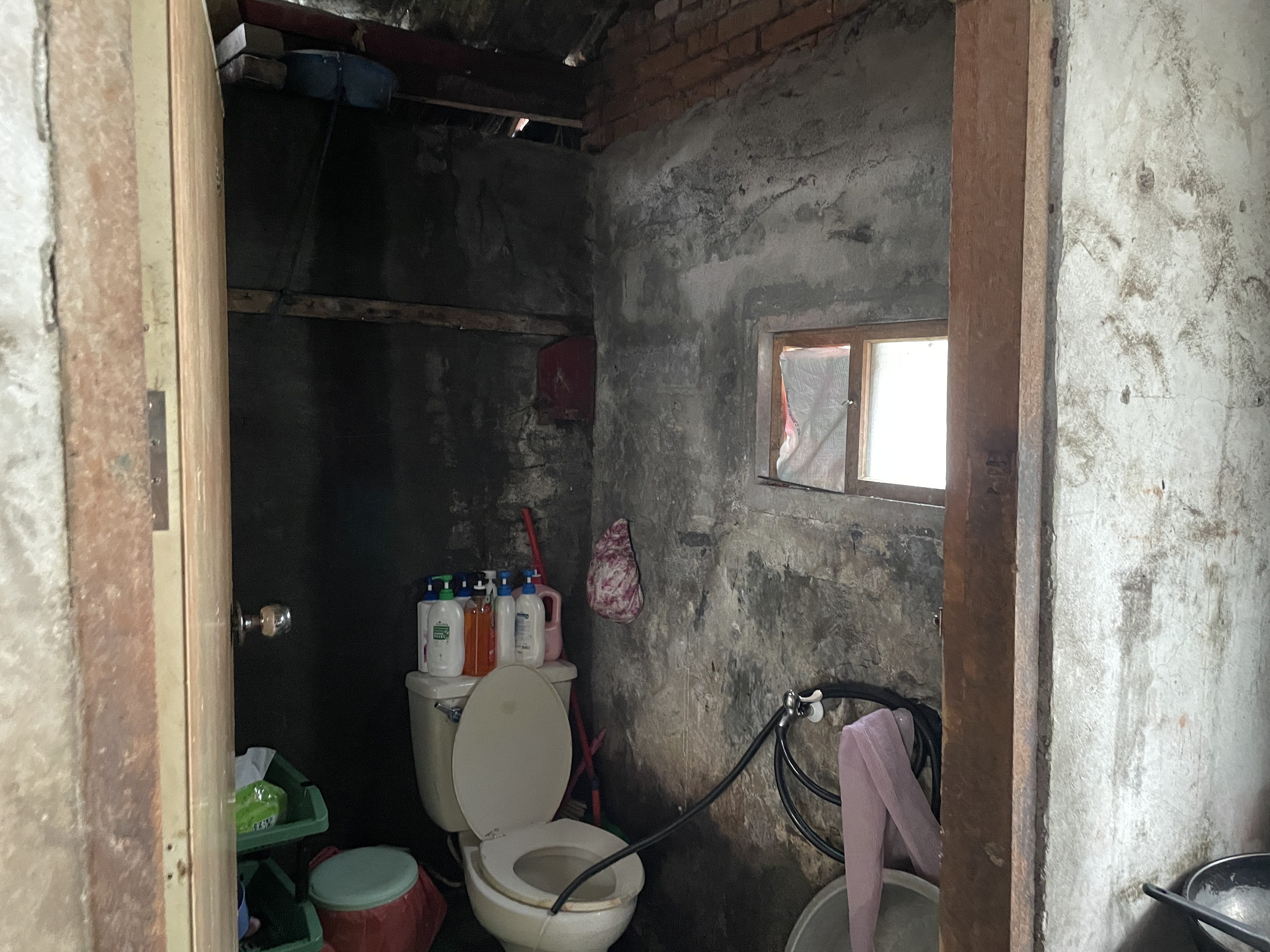 米亞萍一家所住老屋破舊,若遇下雨廁所也會漏水。李佳玲攝 米亞萍一家所住老屋破舊,若遇下雨廁所也會漏水。李佳玲攝