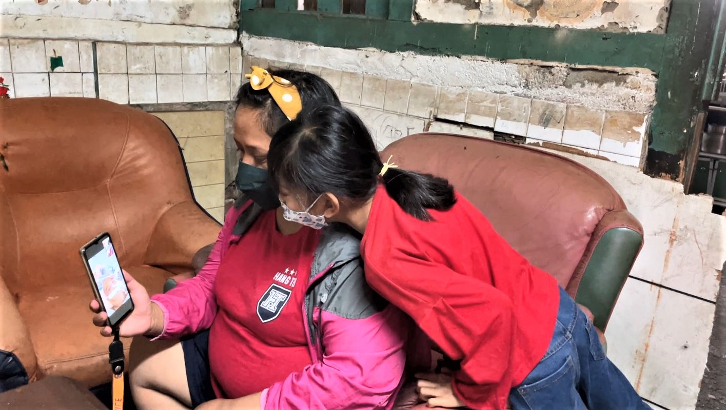 米亞萍與老三讀小2的女兒小璦與先生阿忠生前視訊。李佳玲攝 米亞萍與老三讀小2的女兒小璦與先生阿忠生前視訊。李佳玲攝