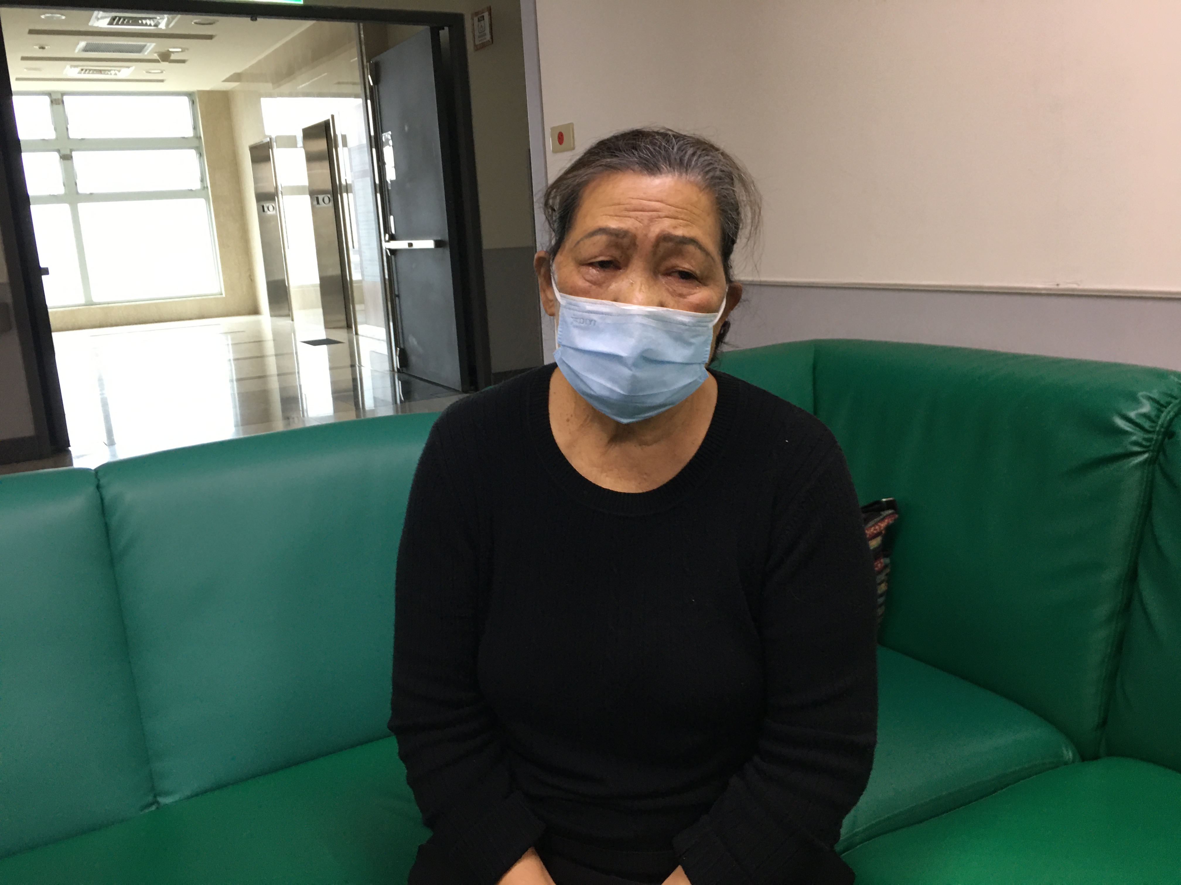 馮麗華愁煩癌子重病,不知如何是好。向高彬攝 馮麗華愁煩癌子重病,不知如何是好。向高彬攝