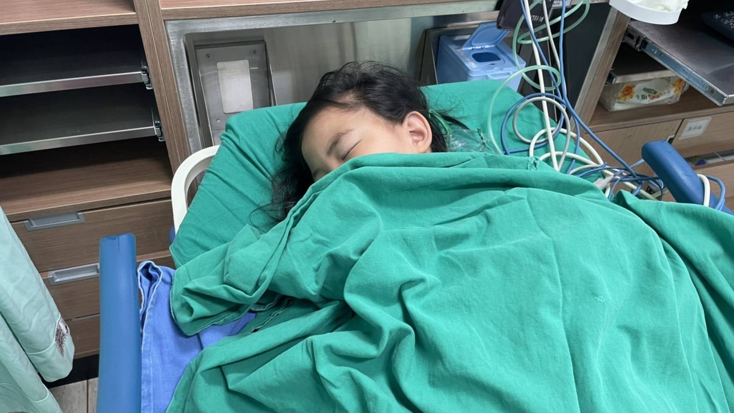 小臻需每月回診做眼底鏡檢查,每次都要全身麻醉。(阿慧提供) 小臻需每月回診做眼底鏡檢查,每次都要全身麻醉。(阿慧提供)