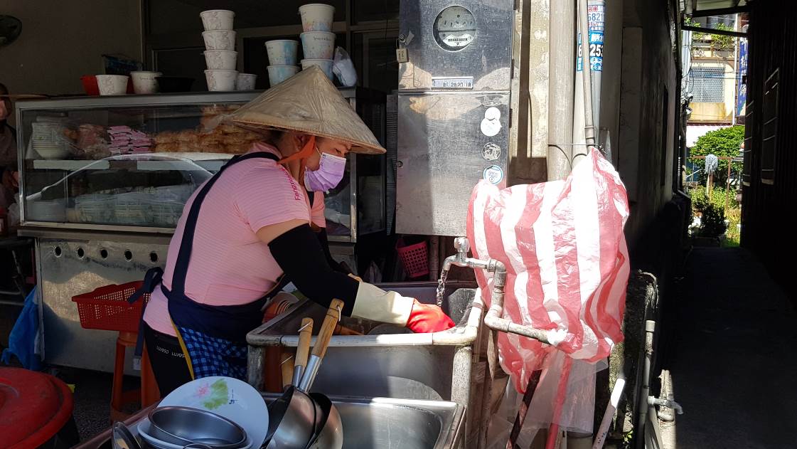 阿賢太太阿竹把握照料癌夫空檔至麵攤做時薪工,每月收入僅1萬多元。韓旭爾攝 阿賢太太阿竹把握照料癌夫空檔至麵攤做時薪工,每月收入僅1萬多元。韓旭爾攝