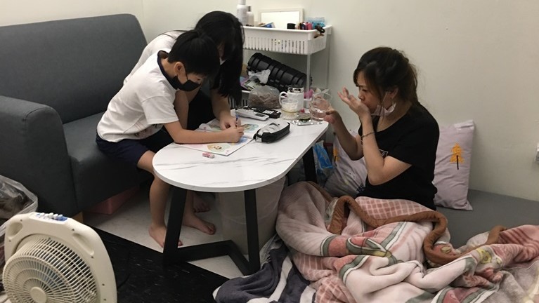 陳筱文(右)要為兩子女勇敢抗癌,「相信我會好起來的。」向高彬攝 陳筱文(右)要為兩子女勇敢抗癌,「相信我會好起來的。」向高彬攝