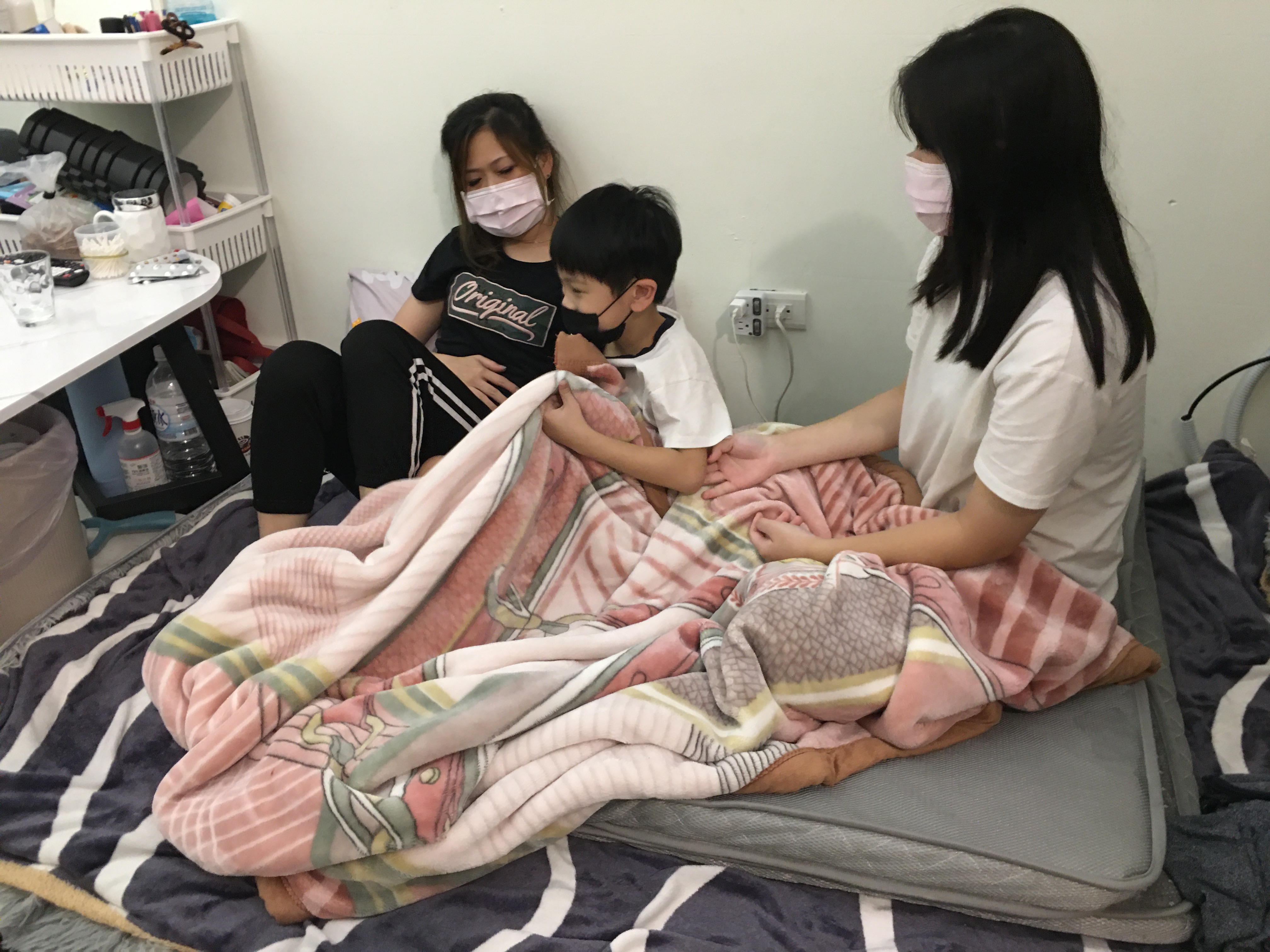 陳筱文(左)盼癌病快康復,陪伴孩子長大。向高彬攝 陳筱文(左)盼癌病快康復,陪伴孩子長大。向高彬攝