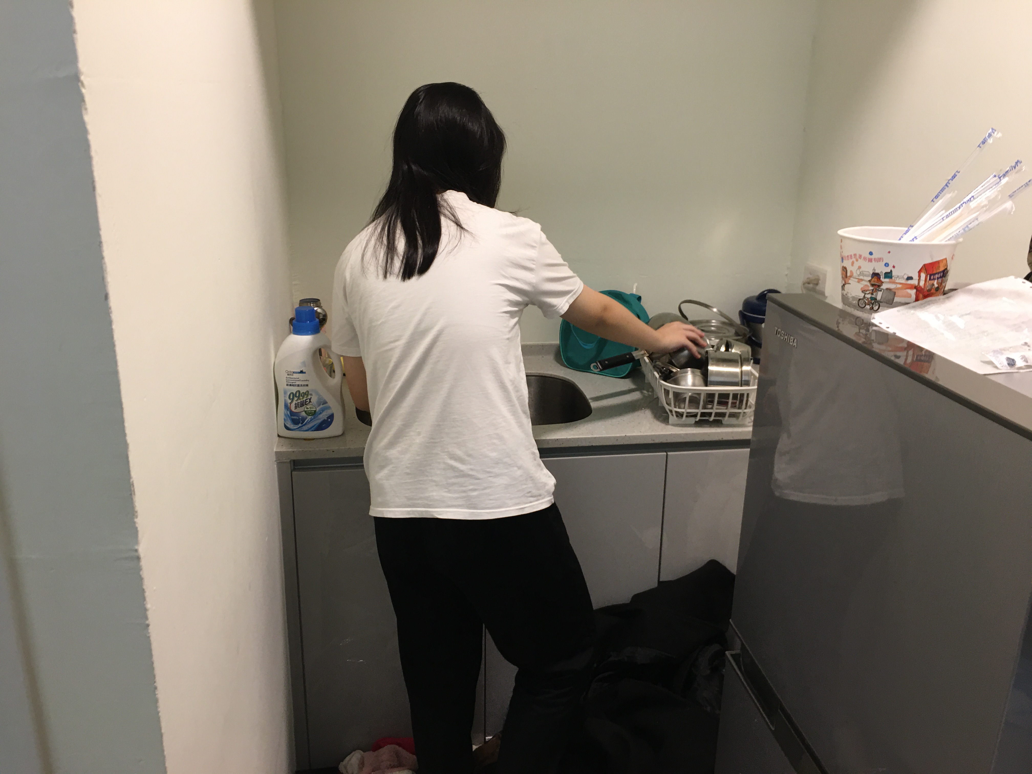陳筱文的長女小瑄幫忙洗碗等家務。向高彬攝 陳筱文的長女小瑄幫忙洗碗等家務。向高彬攝