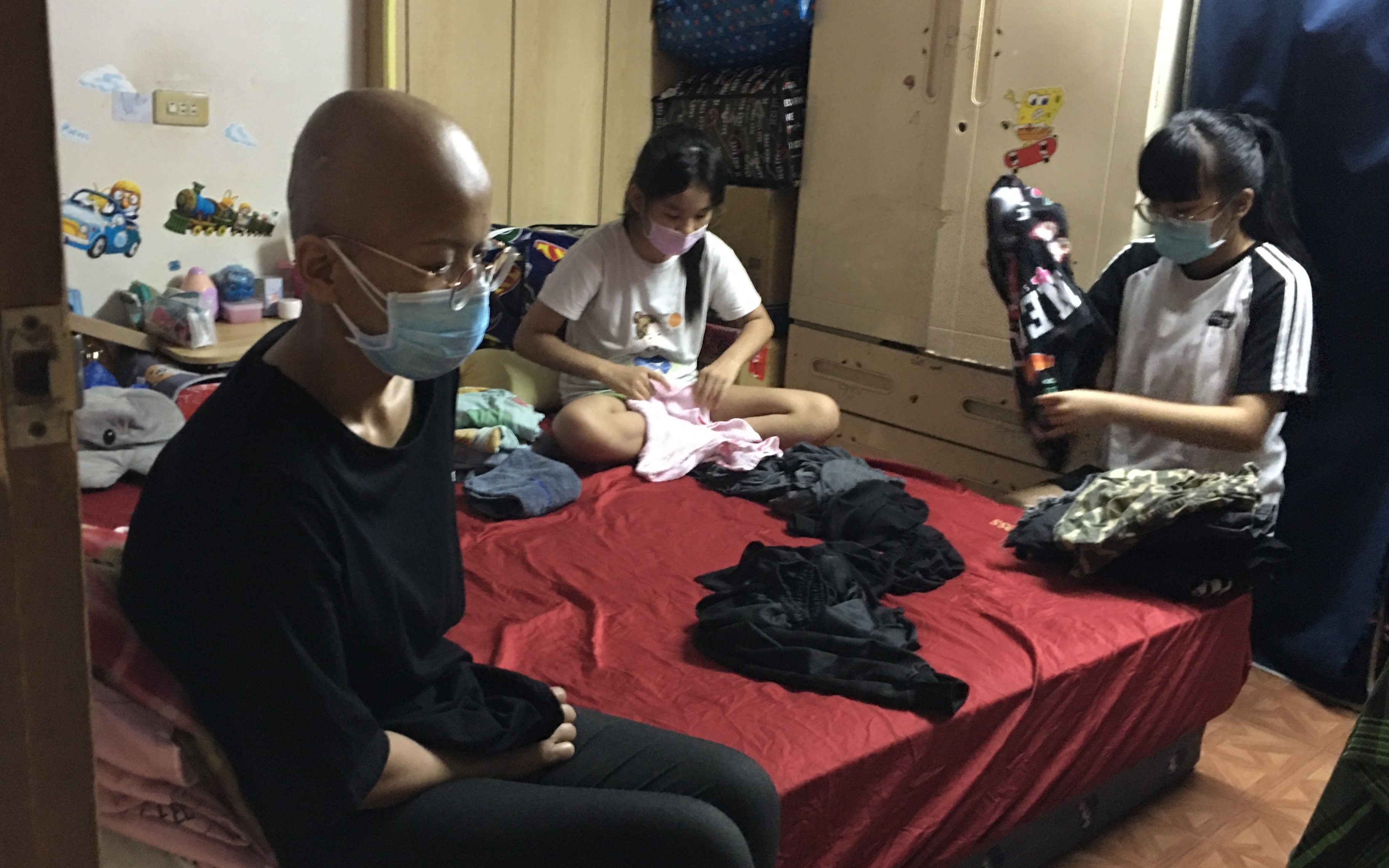 罹癌的施佩玲(左)憂女兒還小,盼早日好轉能陪她們長大。向高彬攝 罹癌的施佩玲(左)憂女兒還小,盼早日好轉能陪她們長大。向高彬攝