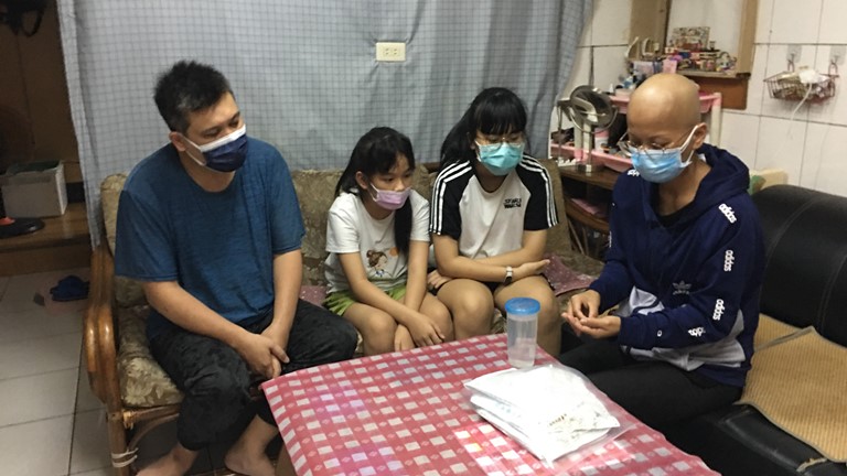 施佩玲先生(左一)先留職停薪照顧罹癌妻施佩玲(右一)及2女。向高彬攝 施佩玲先生(左一)先留職停薪照顧罹癌妻施佩玲(右一)及2女。向高彬攝