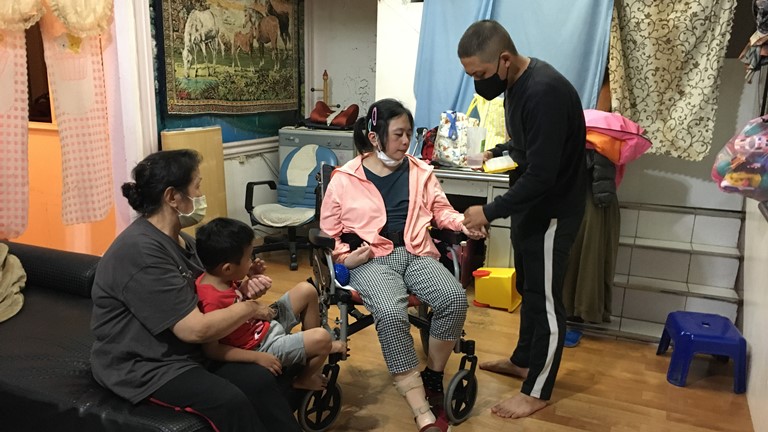 高雅雯(右二)愁煩夫妻接連病殘,最憂4歲么兒(左二)。右一為服志願役長子,左一為婆婆。向高彬攝 高雅雯(右二)愁煩夫妻接連病殘,最憂4歲么兒(左二)。右一為服志願役長子,左一為婆婆。向高彬攝