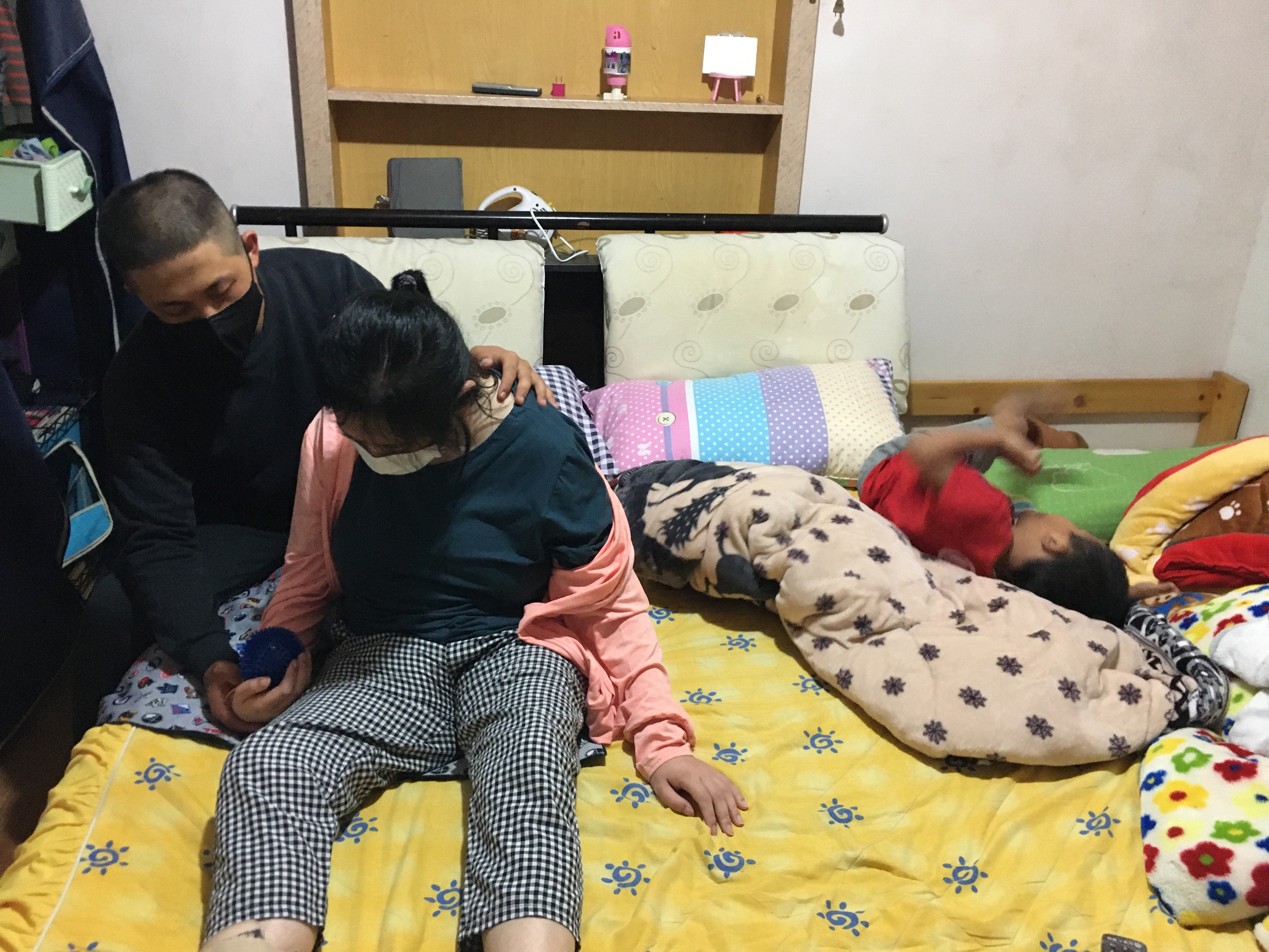 服志願役的長子小興(左)休假返家探母,憂自己的薪水已難敷父母的安置醫療,右為4歲小興弟弟小恩。向高彬攝 服志願役的長子小興(左)休假返家探母,憂自己的薪水已難敷父母的安置醫療,右為4歲小興弟弟小恩。向高彬攝