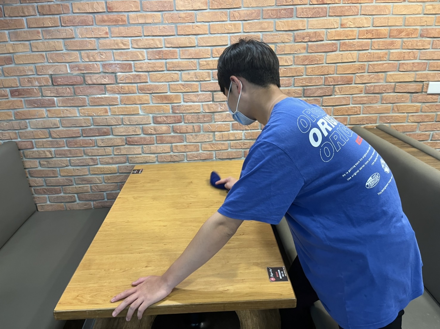 阿芬將升高三的兒子小承利用課餘打工,但收入有限。(家屬提供) 阿芬將升高三的兒子小承利用課餘打工,但收入有限。(家屬提供)