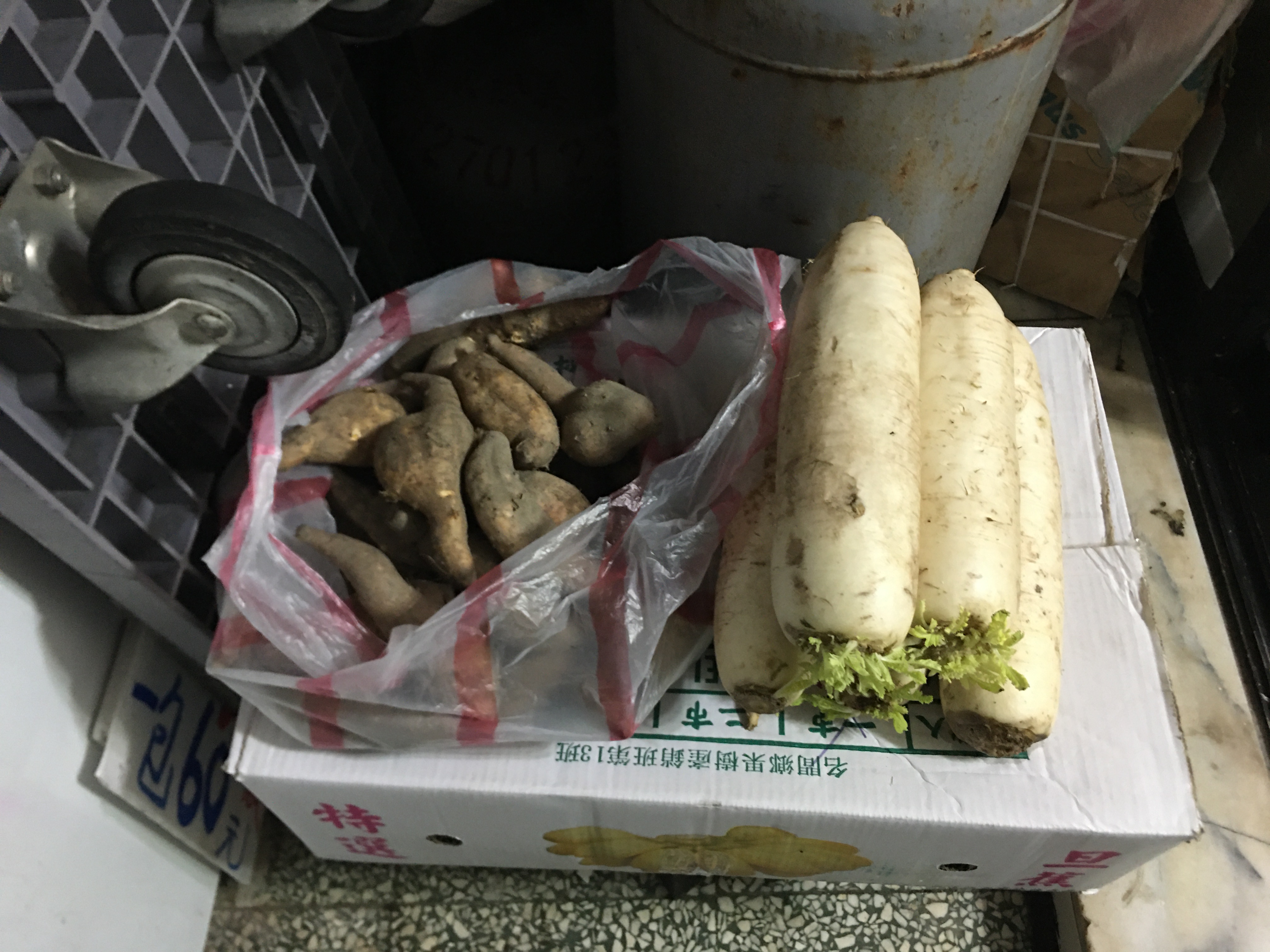郭素枝批來蘿蔔、地瓜擺攤零賣撐母子2人生活。向高彬攝 郭素枝批來蘿蔔、地瓜擺攤零賣撐母子2人生活。向高彬攝