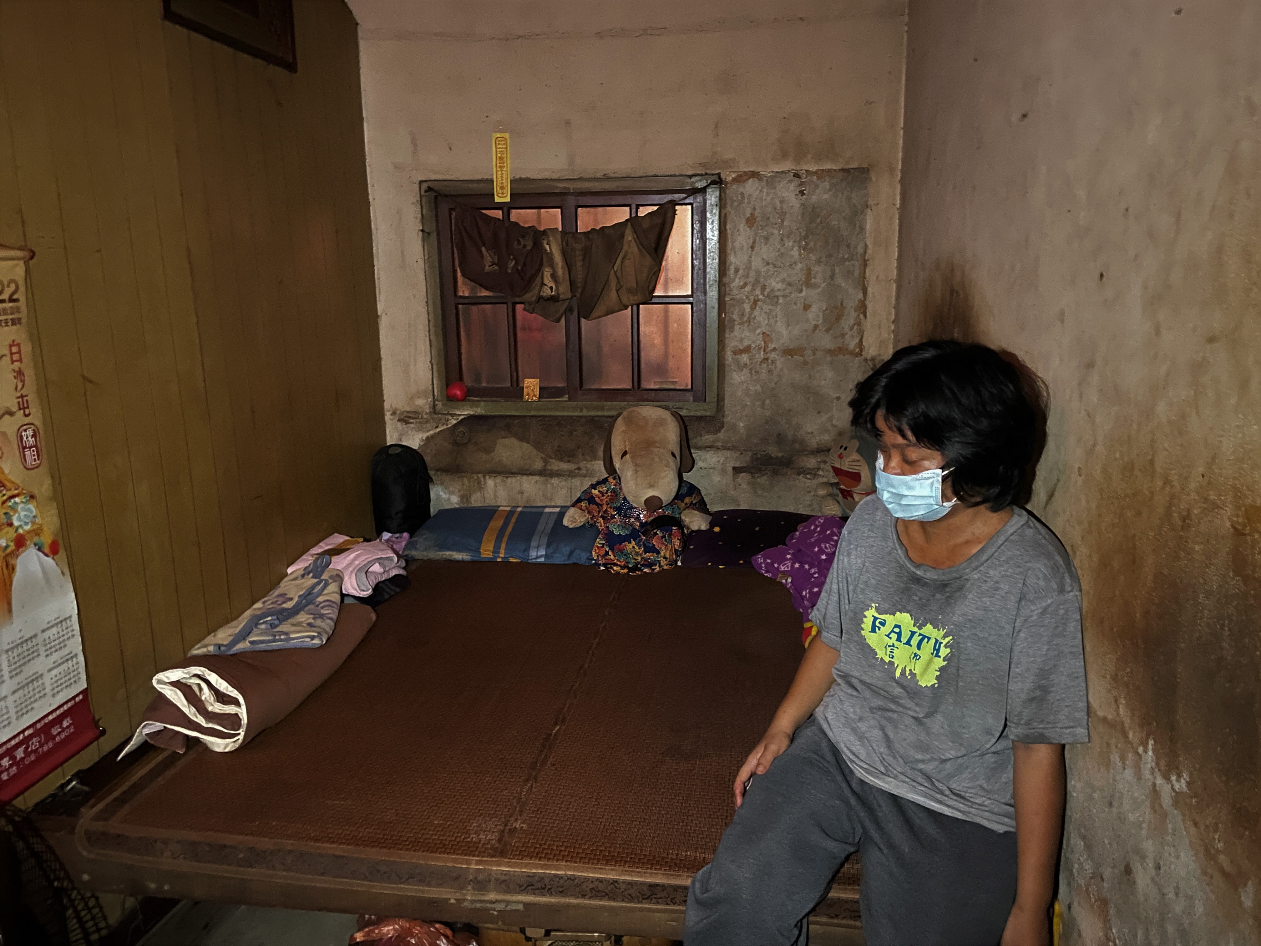28歲智能障礙女兒小秀坐在和媽媽同住房間,無限思念。李佳玲攝 28歲智能障礙女兒小秀坐在和媽媽同住房間,無限思念。李佳玲攝