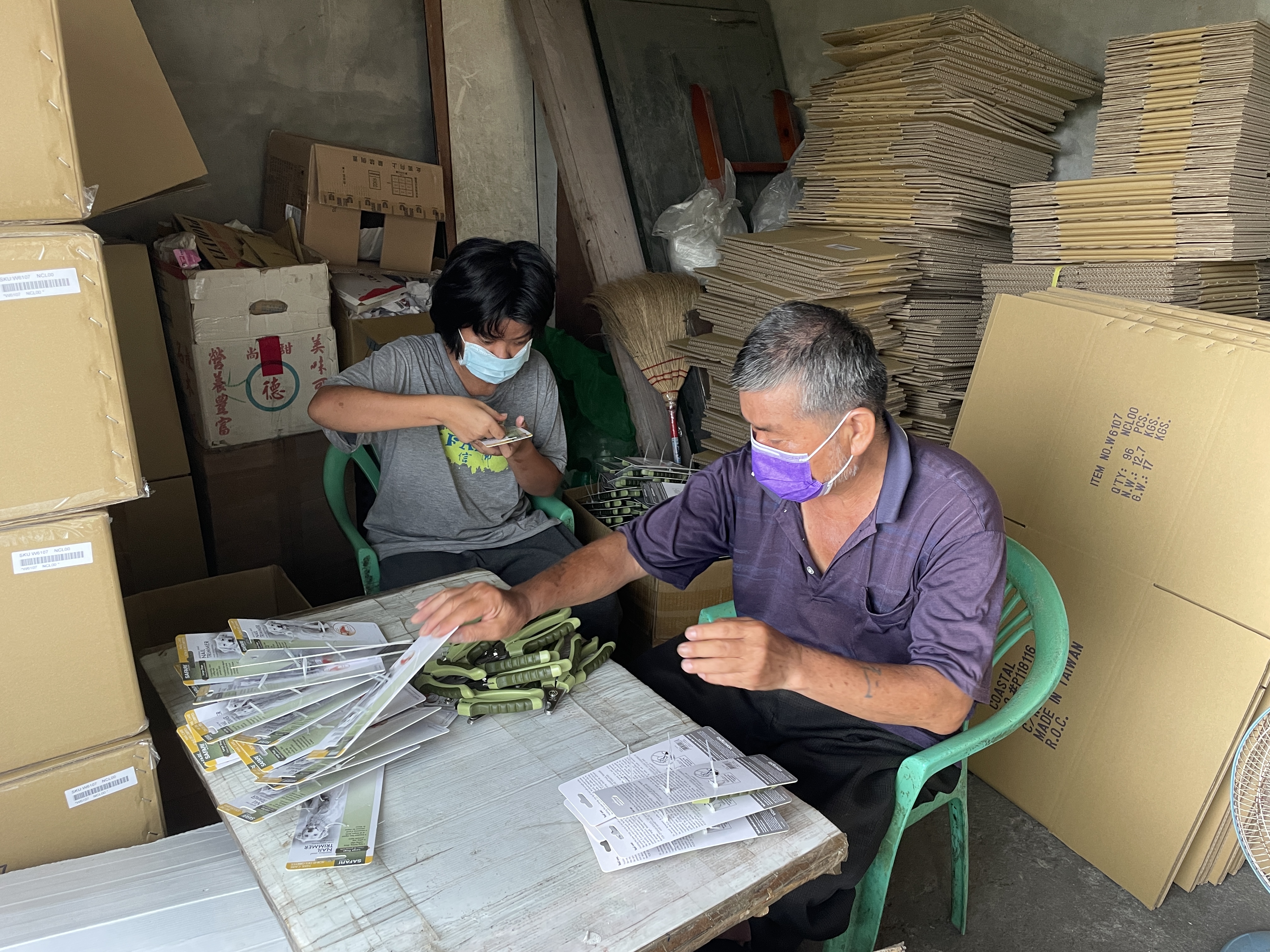 陳義廉(右)與智能障礙女兒小秀(左)靠做家庭代工月賺7-8千難負擔妻子在養護中心所需。李佳玲攝 陳義廉(右)與智能障礙女兒小秀(左)靠做家庭代工月賺7-8千難負擔妻子在養護中心所需。李佳玲攝